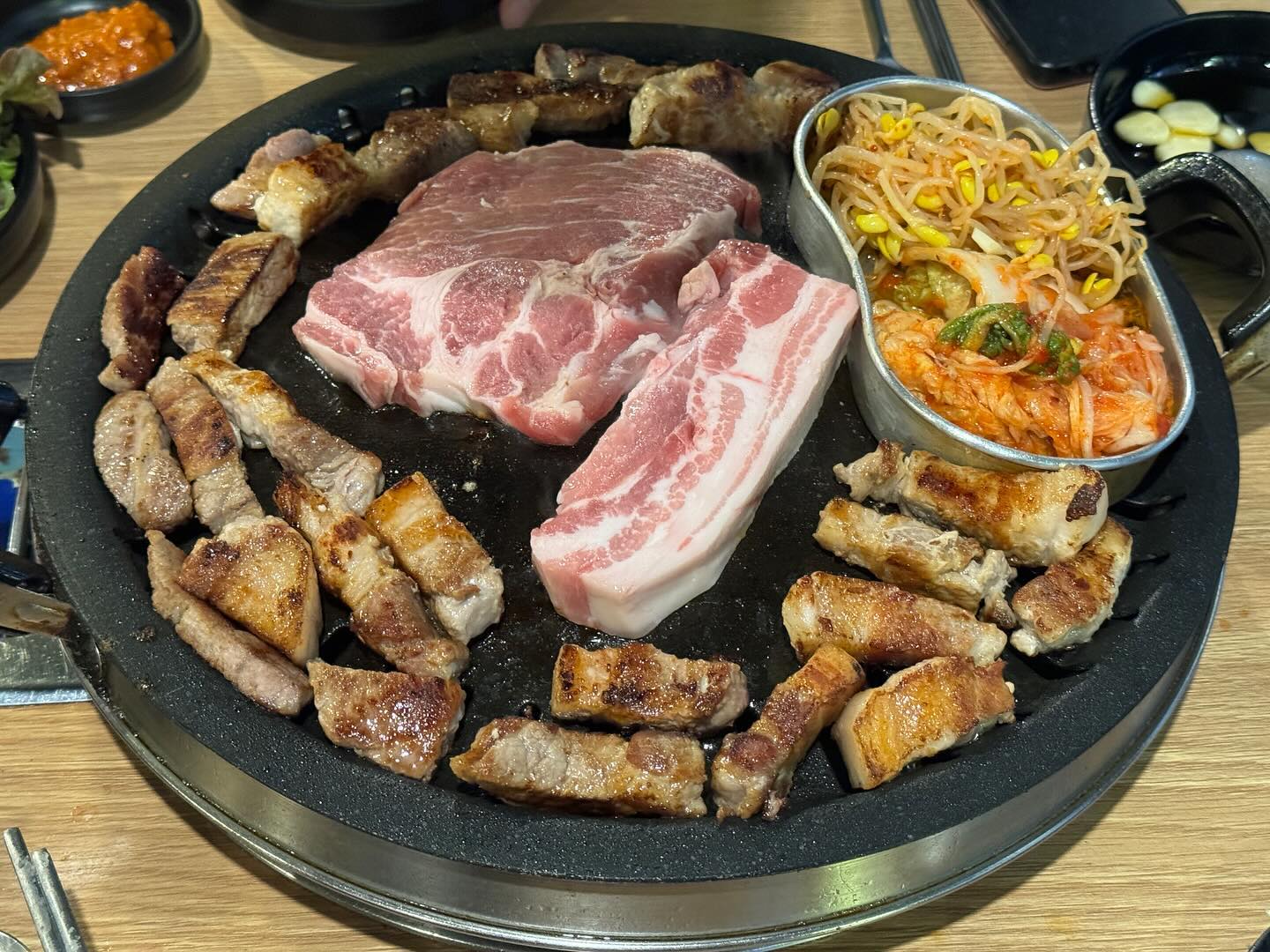 #❤️ .
대식가 만족시키는 무한리필🍽️

🥓꽃돼지 무한삼겹 경희대점🥓
 📍서울 동대문구 회기로19길 11
 ⏰매일 11:00~23:00
 📞0507-1373-9285
 ✔️단체 이용 가능, 주차, 무선 인터넷, 남/녀 화장실
📋MENU📋
 저녁 14,500₩
 - 후레쉬 생삼겹 + 양념 돼지갈비 + 된장찌개 + 냄비라면 + 음료수 + 공기밥 무한리필

 물가가 너무 오른 요즘, 밖에서 식사 한 번 하면 4~5만원 깨지는 건 너무 당연한 일상이 되었다.
 고기덕후가 맛있는 삼겹살 한번 먹으려먼 180g 16,000원이 보통...!!
 요즘 같은 세상에 15,000원도 되지 않는 가격으로 삼겹살, 갈비, 된장찌개, 라면, 밥, 음료수까지 무한으로 즐길 수 있는 곳을 찾았다.

 회기 경희대 앞 먹자골목에 위치한 '꽃돼지 무한삽겹'은 점심 13,500원, 저녁 14,500원에 이용할 수 있는 곳으로 다른 고깃집 1인분도 안되는 가격으로 여러 종류의 고기를 무한으로 즐길 수 있는게 너무 특별했다.

 고기들이 두툼하고 품질도 좋아서 무한인데도 만족도가 꽤나 높았다.
 고기 뿐만 아니라 함께 즐길 수 있는 된장찌개, 밥, 라면까지 무한이라 돈 없는 대학생들을 행복하게 만들어줄 수 있을 것 같은 곳!
.
.
.
.
.
#먹스타 #맛스타그램 #맛집스타그램 #경희대맛집 #경희대가성비 #경희대가성비맛집 #경희대고깃집 #경희대무한리필 #경희대삼겹살 #경희대고기무한리필 #경희대무한리필맛집 #회기맛집 #회기무한리필 #회기가성비 #회기가성비맛집 #회기무한리필고깃집 #회기삼겹살무한리필 #회기역맛집 #회기역가성비 #회기역가성비맛집 #회기역무한리필고깃집 #회기역삼겹살무한리필 #꽃돼지무한삼겹 #회기꽃돼지무한삼겹 #가성비맛집 #무한리필맛집 #무한리필고깃집 #🍽️ 

#ezc_맛집_한식
