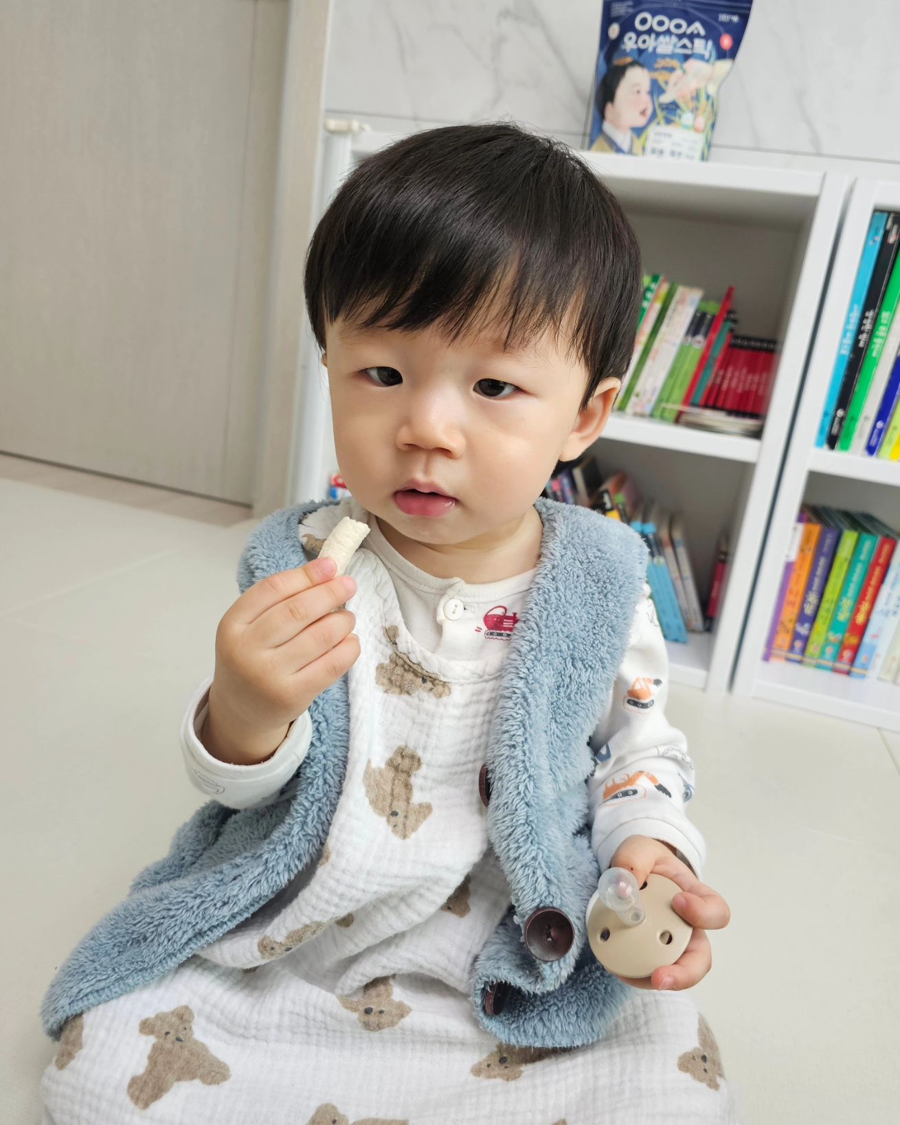 D+416
#제품협찬

먹던 까까 다 먹어서 새로운 쌀스틱을 줘봤는데
좋아하는 쪽쪽이도 스스로 빼고 열심히 드시는중...ㅋㅋ

유기농 우리쌀로 만든 건강한 과자 !!!
해썹인증과 어린이기호식품 인증까지 받은
과자라서 안심하고 먹이고 있어요~~

생애주기별 필수 기능성 원료로 가득채운 쌀스틱 !
(칼슘30%, 아연 100%, 철분100%)
맛있고 건강한 간식 ! 우아쌀스틱과 함께해요 !

#우아쌀스틱 #우아스낵 #쌀과자 #현미떡뻥 #6개월떡뻥 #아이간식 #유아간식 #유기농우리쌀 #돌아기