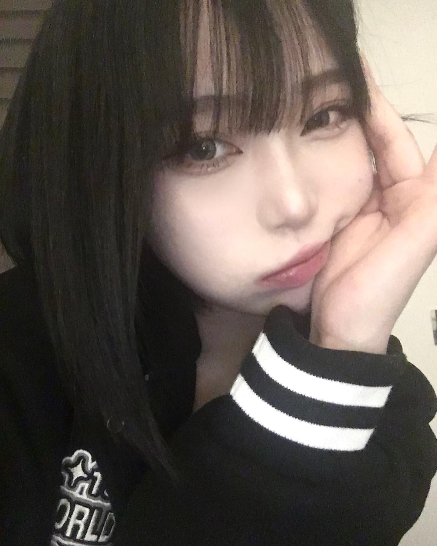 rockcake_ ..~🤍🖤🤍🖤
.
.
#락케이크 #바시티자켓 #자켓 #rockcake