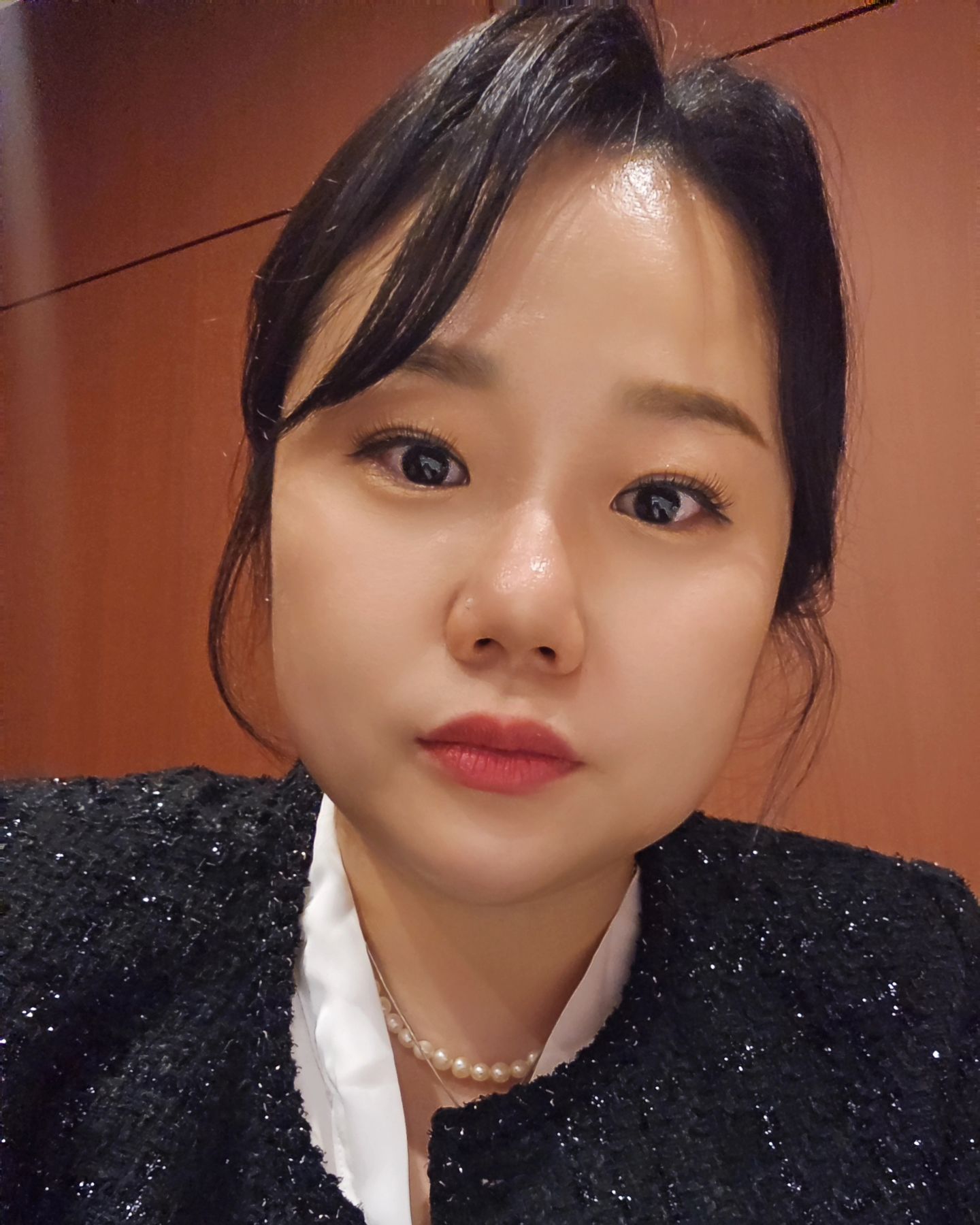 드뎌 동생 결혼식!  헤메해서 올만에 셀카 🫣

엄마대신 앉은 혼주석에서 눈물좔좔

동생이 장가가서 운거 아님 

친구가 내사진보고 표독스러운 시누이같다고했다 ㅋㅋㅋㅋㅋㅋ ㅋㅋㅋ

아빠는 약간 사기꾼 같이 나옴 ㅋㅋㅋㅋ

그래서 사돈어르신이 그렇게 걱정하신걸까^.^ㅋㅋㅋㅋ

잘살아라~~~ 

빨리고모되고싶다 케케케케