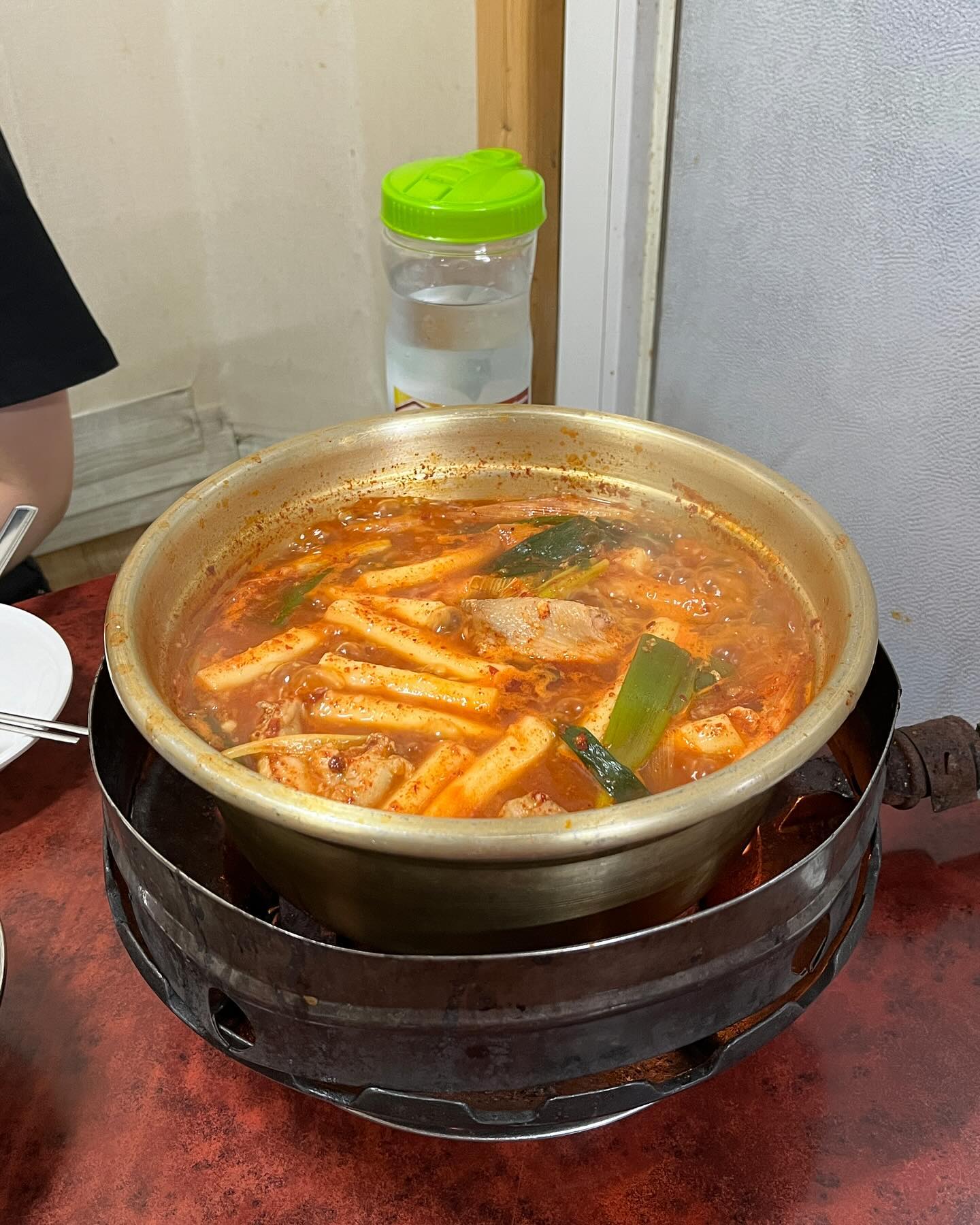 찌그러진 냄비에 나오는 음식이 맛 없을 순 없다,,😋

📍#계림 #종로
🍽️ #닭도리탕 

더운 여름날에도 웨이팅 줄은 절대 줄지 않음,,
일찍이 웨이팅 해준 동생 덕분에 작은 방에서 편하게 먹었슴🥹
닭떡콩나물 모두 와사비간장(?)소스에 푹 적셔먹는게 제일 내 취향
마늘양보면 마늘닭이 아니라 거의 닭마늘 수준