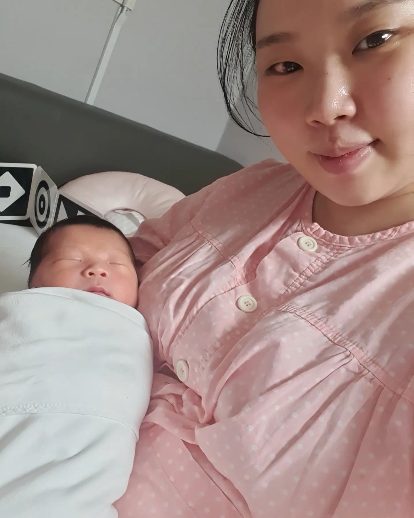 사랑해 아들❤
보내기싫어서 모자동실시간 끝나고 한시간이나 늦게보냈는데
두번째네..
담엔 더 데리고있어도 되겠지?
봐도봐도 예쁘고 봐도봐도 보고싶은 울 아들
조리원에서 똘똘하다는 소리듣는 내새끼
너랑있음 너무 재밌어😄
아무래도.. 엄마가 분리불안🤣