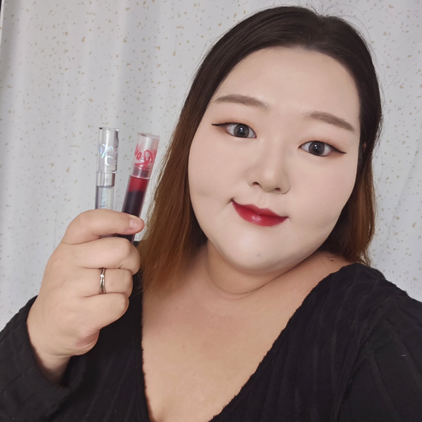 #협찬

안녕하세요 하늘입니다~^^
오늘은 맥스클리닉 립 타투팩 순한맛과 
립오일을 소개해 드릴려고 해요!

맥스클리닉 립 타투팩 순한맛은
16만개 완판! 품절대란 플럼핑 립 타투팩이에요 
저는 신상컬러 플럼베리와 클레식 레드 중에 클레식 레드를 
사용해 보았어요!
업그레이드 된 2 컬러는  보이는 색 뿐만 아니라 바르고 떼어내면
남는 착색도 예쁜 컬러들이랍니다 

☺️맥스클리닉 립타투팩 순한맛 특징과 장점☺️
👉밀착력을 높여주는 실리콘 팁 어플리케이터로 
양조절이 쉬워 깔끔한 입술라인을 그리기 좋고 입술에 밀착력을 
더해 매끄럽게!
👉무려 72시간 지속되며 본품과 똑같은 색 그대로 착색되는 립타투팩
👉립타투팩을 떼어낸 후 입술을 문질러도 묻어남이 없고! 
바로 종이컵으로 물을 마셔도 묻어남이 없어요!
👉립오일과 함께 사용하면 지속력도 올라가고!
요즘 유행인 물먹립과 탕후루립도 쉽게 완성!
👉플럼핑 립 타투 팩으로서 사용 후에 
플럼핑되어 입술이 더 도톰헤 보이기까지 

☺️맥스클리닉 루즈스타 클로시 립 오일 특징과 장점☺️
👉끈적임 없이 부드럽게 밀착 되고 빛나는 입술!
👉촉촉함만 남기는 워터리 오일텍스처로 물을 머금은 듯 맑고 투명하게 어떤 립과도 자연스럽게! 볼륨감 넘치는 블루펄로 
한층 더 반짝이는 입술 연출 가능 
👉건조가 심한 입술에 립밤대용으로 사용해도 굿! 
👉립타투와 찰떡 궁합! 매트립과 연출하면 글로시 립 완성!

😘사용방법😘
👉입술에 각질을 제거하고 유분 제거 후 사용해주세요
👉타투팩을 팁으로 입술 라인에 맞추어 발라주세요 
👉약 10분에서 15분 후 묻어나지 않을 정도로 마르면 천천히 
떼어내 주세요 

❤️TIP! 1회 발색으로 컬러가 약하다면 립타투 직후 한번 더 사용하면 더욱 진한 색으로 발색된답니다!

🫶제가 느낀점은요!🫶
저는 매트립을 너무 좋아하는 사람이에요
하지만 가끔 매트립을 사용하다보면 밀착력이나 지속력이 떨어지는 단점들이 있었는데 맥스클리닉 립타투팩 순한맛은 
처음 바를때 밀착력도 너무 좋고 유지력도 좋았어요 
그리고 다른 립타투 팩과는 달리 입술에서 자극없이 떼어낼수 있었고 립오일과 함께 사용하면 다양한 립 연출도 되어서 저는 넘 만족합니다! 

구매링크도 남겨드릴게요! 
 https://bit.ly/4efo4s7

#맥스클리닉 #립타투팩 #립타투 #립타투추천 #플럼핑립 #립오일 #탕후루립 #물먹립