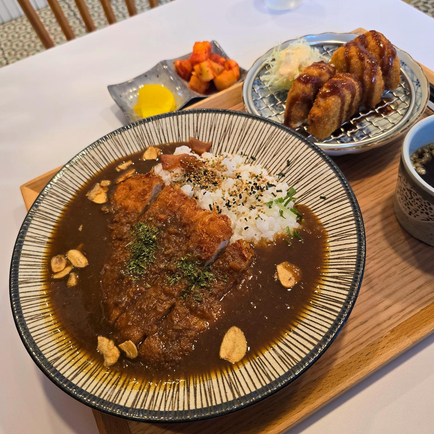 이집 야채고로케 존맛탱.
#동경규동 #야채고로케 #카레라이스 #돈까스카레 #카레돈까스 #돈가스덮밥 #점심메뉴추천 #구로구청맛집 #직장인점심메뉴 #점메추 #혼밥그램