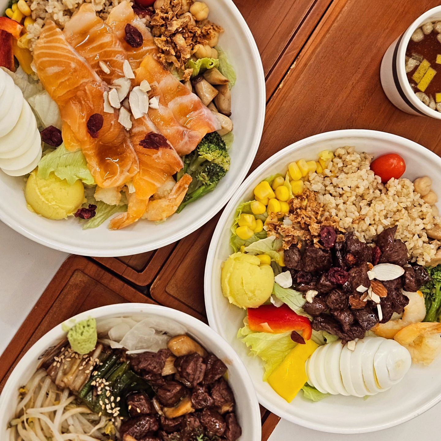 #안산덮밥맛집#초지동맛집
#광고

👉 건강한 한끼 하고싶을때
  비오는오늘 핵밥에 다녀왔어요
  맛있는 덥밥 먹고 건강도 챙기고
  왜 남이해주는 밥은 늘 맛있죠❓️😂
 속편해지는 한끼 정성가득 담긴 한끼
  핵밥이에요🥦🥕
 #안산 분위기좋은맛집 #초지동핵밥

🍄주문한메뉴는요?
 스테이크샐러드덮밥(13.9)
 생연어샐러드덮밥(13.9)
 큐브스테이크덮밥(11.9)

오늘도 맛있는 한끼 했습니다

#안산맛집#초지동덮밥#안산맛집추천#안산분위기좋은
#초지동가볼만한곳#초지동밥집