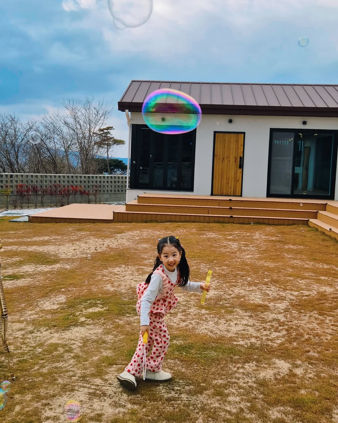 #일상 #일상기록
⠀
너무 신났던 하언이👶🐥
보고만 했어도 기분좋아짐🩷
⠀
예쁜추억들은 피드박제🤭😆💕
⠀
⠀
⠀

⠀
#자매맘 #자매스타그램 #딸둘맘 #자매맘소통 #예쁜아기 #예쁜어린이 #비누방울놀이 #뛰어노는게최고 #육아소통 #유치원생언니 #첫째의숙명 #첫째의삶 #육아일상⠀