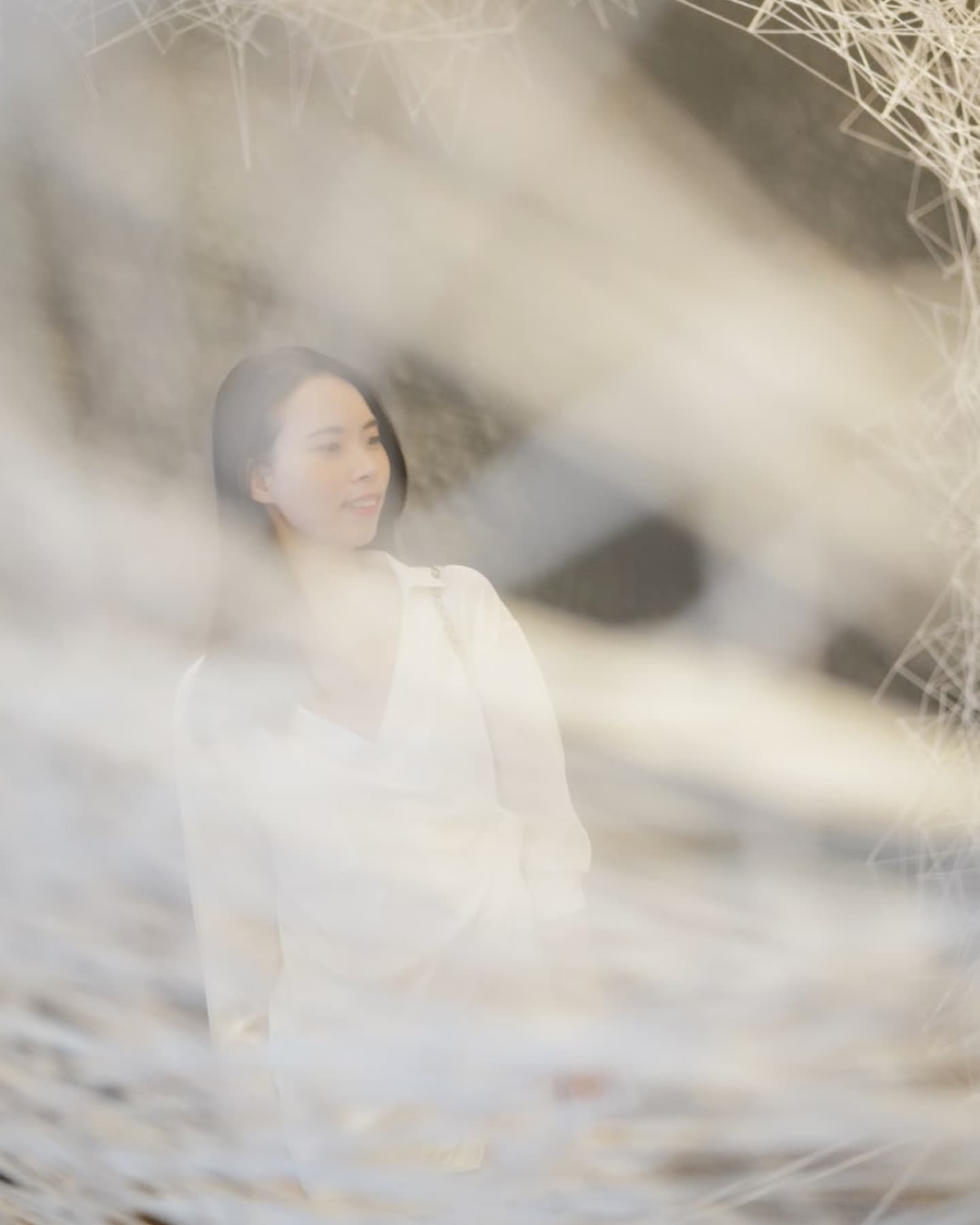 실로 엮은 기억의 바다
🕸시오타 치하루 전시
'In Memory(인 메모리)' 회상

언젠가 가나아트센터에서 감상했던 시오타 치하루의 전시 'In Memory'.

무수한 흰색 실로 완성된 설치 작품 'In Memory'는 흰색 공간의 중심에 배 한 척이 자리하고 그 안에 흰 옷 세 벌과 종이조각들이 걸려 있다. 하나의 우주 공간이 완성된 것. 흰 실은 인간의 삶과 죽음을 잇는 기억을 의미한다.

한강의 소설 《흰》에서 영감을 받아 완성된 이 작품에는 작가의 개인적인 경험이 십분 반영돼 있다. 작중 막 낳은 아이가 두 시간 만에 세상을 떠나자, 아이를 부여잡고 "죽지 말라"고 울부짖는 어머니의 외침이 두 번의 암 투병으로 유산의 아픔을 겪은 작가의 사적인 기억을 자극했다.

"실은 엉키고, 얽히고, 끊어지고, 풀린다. 이 실들은 인간관계를 형상화한 것으로, 끊임없이 나의 내면을 반영한다." 작가는 자신의 작업이 인간관계와 닮았다고 말한다. 혈관처럼 이어진 실타래는 유기적인 사회 공동체를 연상케 한다.

이 밖에도 어린 시절 할머니의 무덤에서 느낀 죽음의 공포, 이웃에서 내다버린 불에 탄 피아노의 형상, 잦은 이사로 겪은 강박, 항암 치료 과정에서 경험한 몸의 감각 등 지극히 사적인 기억들이 담겨있다. 기억과 트라우마를 창작의 원천으로 삼고 특유의 수행적인 설치미술로 존재와 죽음에 대해 사색해온 결과다.

“배는 불투명한 미래를 향해 나아가는 우리, 또는 희망찬 미래를 바라며 전진하는 우리의 모습을 상징해요. 때로는 기억의 바다를 헤매기도 하죠. 하얀 실 사이를 채운 종이들은 누군가의 일기일 수도, 메모일 수도 있어요. 죽어서도 존재하는 사람들의 기억들이죠.”

/

🕸한강 작가 소설 《흰》

세상 모든 흰 것들에 대한 사색이 담겨있는 소설 <흰>. 사실, 이 책의 장르는 소설의 느낌보다는 시집과 가까운 인상을 받았다. 세상의 모든 '흰 것'들에 대해 쓰고 싶었다는 작가, 한강. 많은 사람들의 머릿속에서도 '흰' 것들은 순수하고 순결하며 그 어떠한 더러운 것들도 침범할 수 없는 것들과 맞닿아 있다.

소설을 위해 작가는 온갖 흰 것들을 끌어모은다. 강보, 배내옷, 안개, 젖, 성에와 서리, 눈과 만년설, 소금과 각설탕, 흰 새와 개, 백발과 흰 뼈, 구름과 모래, 백열전구와 불빛들 등…. 소설에서 활용된 총 65개의 '흰' 소재들은 언뜻 보면 이질적이다. 결코 연장선상에 놓인 것들이 아니다. 하지만 <흰>에서는 이 소재들 모두가 '하나'로 이어지고 결국 하나의 덩어리가 된다.

#한강작가 #흰 #전시 #전시회 #시오타치하루 #셀피 #selfie #art