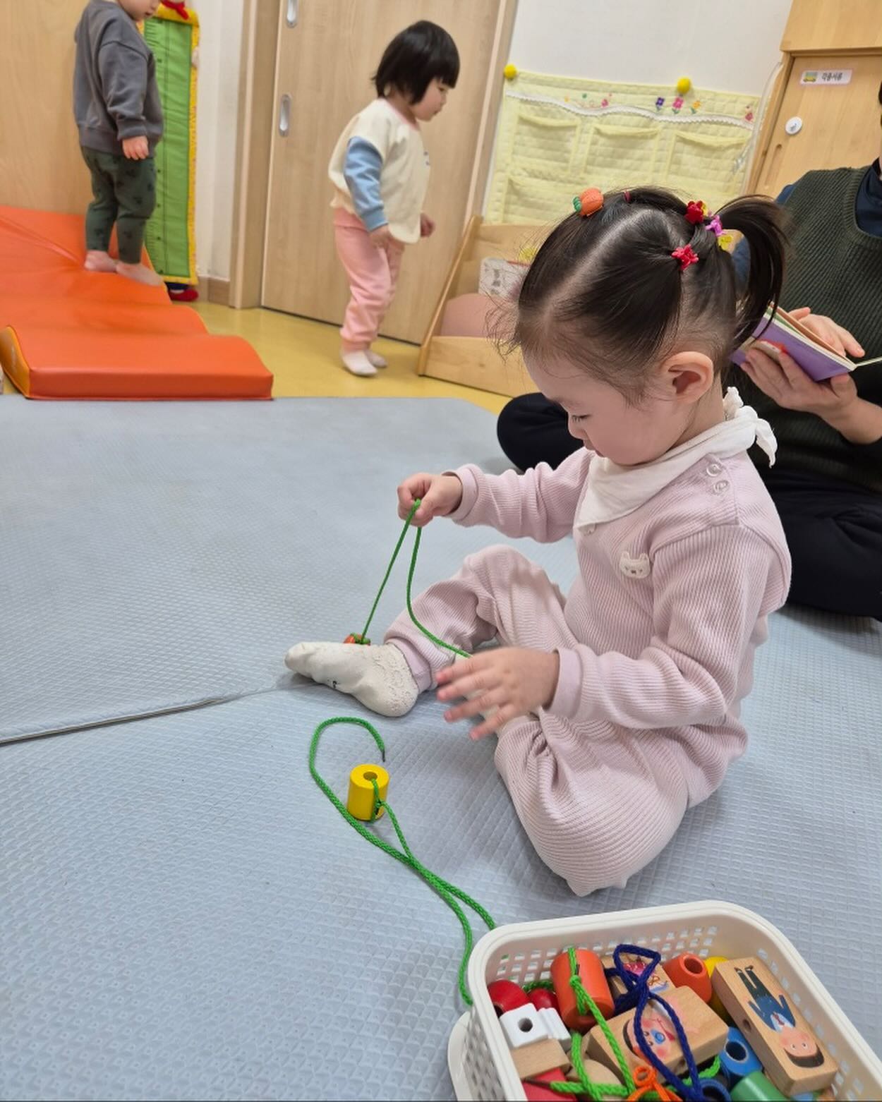 *
생각보다 걱정이 많이 되었던 입소 첫 날
생각보다 어린이집 적응 프로그램을 잘 따라준 뽀끼👍😘
잘 놀고 집와서도 간식도 잘 먹고 잘 놀았다👍👍

할머니와 함께여서 그럴 수도 있고..
앞으로도 잘 적응해 나갔으면 좋겠는 마음😊
첫 사회생활 화이팅❤️