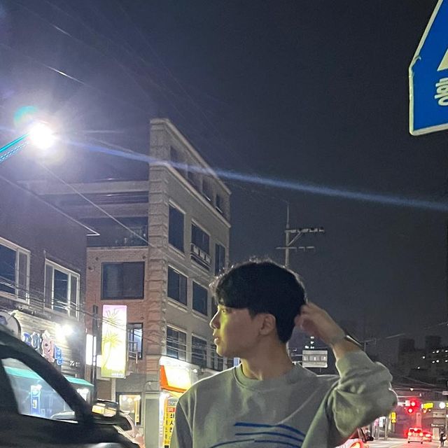 박주현 on Instagram: "#광고 그레이 후드티도 잘 뽑는 스탠다드에러! ✔️ 자사에서 개발한 편직 공정에 코마사실 사용 ✔️ 고품질 원단을 이용하여 국내 자체 제작 ✔️ 고품질 날염 인쇄 🔘