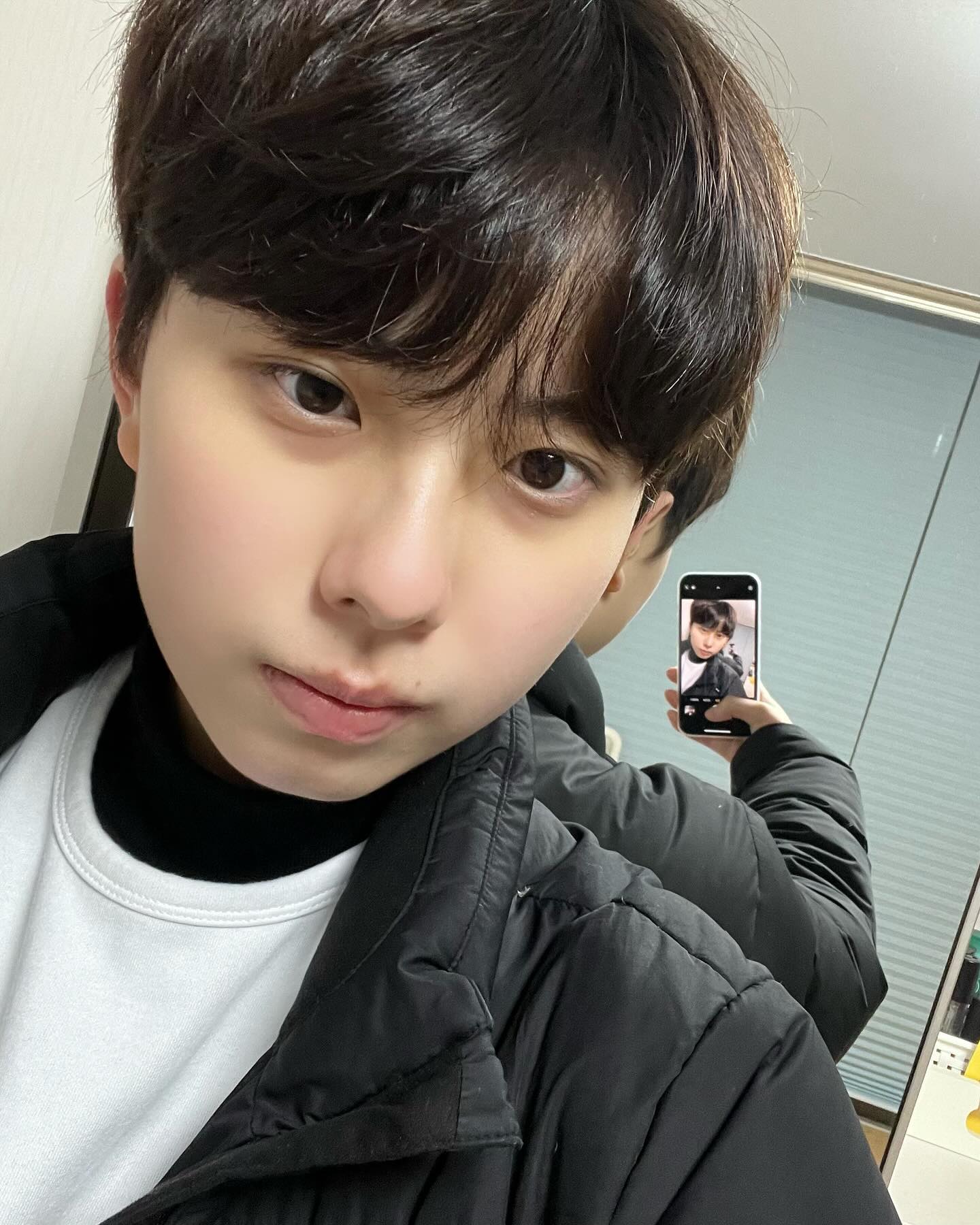 목 실종😹
.
.
.
#07 #셀카 #거울셀카 #목폴라