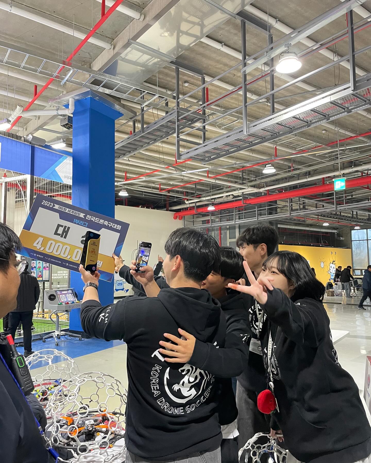 2023년도 1부 Team K 1등, 2부 포항대23 1등으로 마무리 🤭 🫶🏻

남원시장배, 북구청장배, 세계일보 + 지역대표전 2번까지 가져온 포항 그리고 해루 너무 고생 많았고 열심히 연습한게 돌아와서 너무 행복하다🤭

또 포항대23 응애들 부족한 감독이 말하는대로 잘 따라와줘서 너무 고맙구 은석이는 말해준게 없는데 너무 잘해줘서 고마워 !!
항상 케이와 포23을 서폿해주시고 이끌어주시는 교수님과 삼촌들, 우리를 위해 항상 도와주는 다솔이까지 너무 감사합니다 🫶🏻

#드론축구 #드론 #포항
