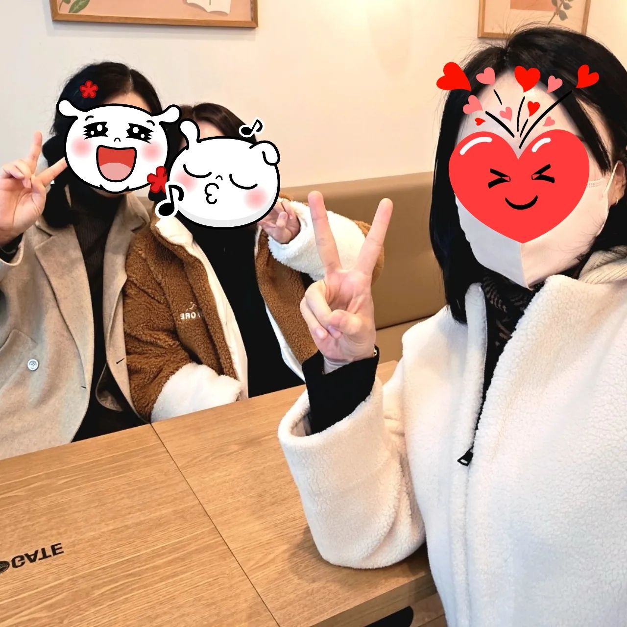 전 직장 동료들 만나고 옴^^
이사 가기 전 얼굴 한번 보고 가라고 해서 후다닥 다녀옴.

어제 만난 것 같은 편안함 ㅋㅋㅋ
여전히 그대로인 그들♡

함께 일할 때 참 즐겁고 좋았는데....
이리 쾌활하고 정 많은 사람들을 다시 만날 수 있으려나~

마지막으로 얼굴 봐서 넘 좋았어요. 
힘들어도 건강 잘 챙기면서 지내용~
우리는 앞으로 카톡에서 만납시당^^

#전직장동료 #마지막인사 #행복합시당❤️