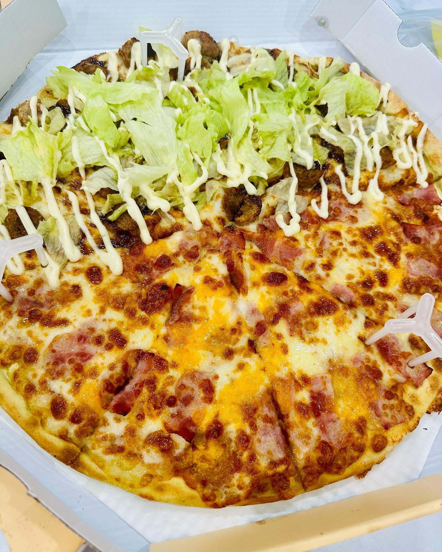 드디어 피자를 먹었다지요 🍕🤤 
땡기는 건 먹어야 직성이 풀리는 성격 🤣🤣

새로 출시된 데리King 피자는
데리소스 위에 양상추가 올라가져있어 
양상추가 떨어져 먹기 힘들었지만 
기대도 안했는데 너무 맛있어요 ✨

리뷰이벤트로 받은 페퍼로니스파게티 
너무 맛있어 제가 다 흡입했어요 😆🤣

#피제이피자군포점 #피제이피자 #피자 #스파게티 #맛스타그램 #먹스타 #먹팔 #푸드스타그램 #일상