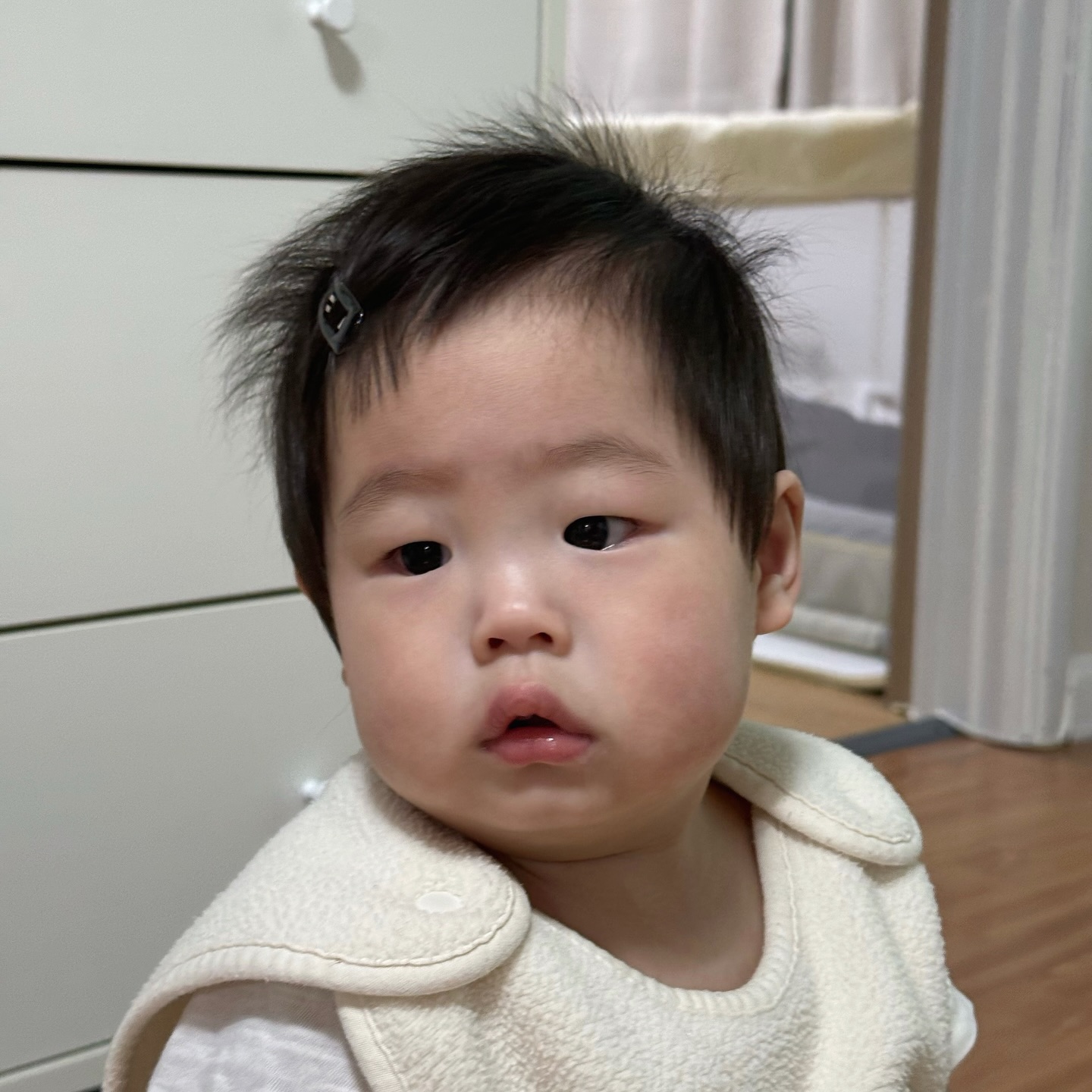 👶🏻 : 저 아들이에여 

나갈때마다 예쁘다고 아들이냐고 딸이냐고 다들 조심스럽게 물어보심..ㅎㅎ
날이 추워서 털 모자 필수로 써서 그런가 내가봐도 딸처럼 보였다.
마침 할머니가 두고간 삔이 있길래 한번 찔러봤다🎀

아 물론 난 꼬추꿈 까지 꿀 정도로 아들원츄맘이었다!! 아들 가꼬파 아들 쵝오➰

#육아맞팔 #육아소통