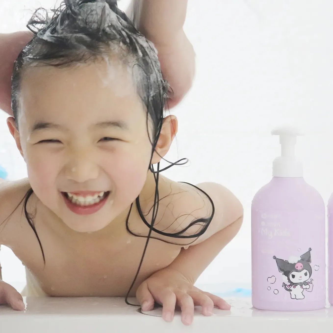 .
#광고

그린핑거와 산리오캐릭터가 만났다!!
그린핑거 마이키즈 프레쉬 샴푸/워시/로션 산리오캐릭터즈 한정판이 
출시되었어요!! 

그린핑거 좋은 건 육아맘이라면 다 아는 사실!! 
요즘 아이들이 제일 좋아하는 쿠로미와 시나모롤 한정판으로
혼자서 목욕하기 어려워하는 아이들도 스스로 목욕하는 마법을 만들어주는 
그린핑거 마이키즈 프레쉬 쿠로미에디션이예요. 

✔️싱그러운 프레쉬 그린향 
✔️불필요한 성분 최소화&식물유래성분
✔️산뜻한 발림성 

덕분에 매일 즐거운 목욕시간을 보내고 있답니다. 

#그린핑거 #마이키즈 #쿠로미 #시나모롤 #키즈샴푸 #키즈로션 #키즈바디워시 #산리오굿즈 #산리오 #그린핑거산리오
