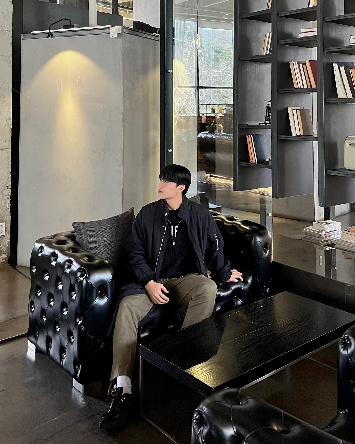 광주 무등산에 위치한
대규모 카페 ‘ 커볶 ’
.
.
광주 아는 동생이 추천해줘서
다녀오게된 인테리어가 정말 
눈에 띄었던 카페에요. 손님
입장에서 정말 편하게 앉아서
그리고 누워서 쉬고갈 수 있는
공간 구성이 너무 좋았고, 사진
찍기에 너무 좋았던 곳이라 광주
카페 찾고 계시는 분들에게 추천해요🤦🏻
.
.
🔹커볶 정보
주소 : 광주 동구 지호로 161-7
문의 : 062-223-5947
운영시간 : 오전11시~오후10시
휴무일 : 없음