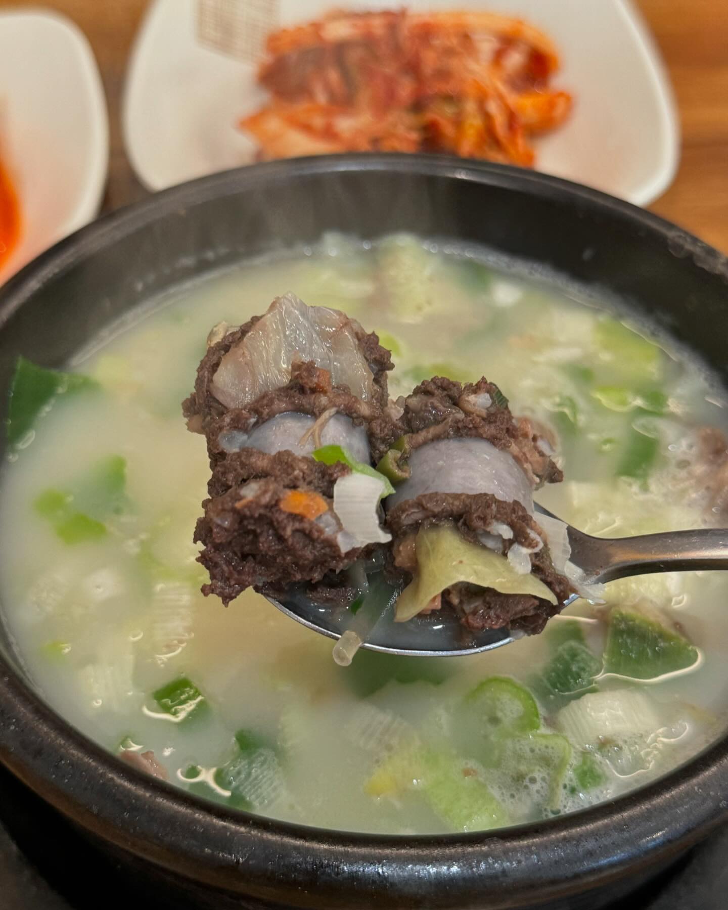 #협찬 #청라맛집 #동궁순대
엄마와 #청라데이트 하면서 방문한 #청라순대국맛집 동궁순대.
매장에서 직접 100% 국내산 사골육수를 끓이셔서 설렁탕처럼 깔끔한 국물의 순대국을 맛볼 수 있는 곳이었다😋
우리는 기본 순대국과 뽈살 순대국을 주문해서 먹어봤는데, 고기가 진짜 야들야들했다. 순대국 속 고기를 먹는데, 어떻게 이렇게 수육 먹는 것과 같이 부드러울 수가 있지⁉️ 싶었던 맛이랄까? 순대와 고기 양도 정말 푸짐하게 들어있었고, 밑반찬으로 나온 김치와 깍두기도 딱 깔끔하게 맛있었다👍
1인 1식할 경우에는 공기밥도 1번 추가할 수 있으니 모자람 없이 든든한 식사를 할 수 있고, 정말 건강한 맛의 속이 편한 보약육수를 먹을 수 있는 #청라동궁순대 ‼️ 울엄마는 먹는내내 아빠가 정말 좋아하겠다며 다음에 같이 가족식사하러 오자고 하실 정도였다💛

#청라 #청라맛집추천 #청라사골맛집 #청라순대 #청라순대국 #동궁순대국 #청라밥집 #청라국밥 #청라국밥집 #청라국밥맛집 #청라가족식사 #청라보양식 #청라점심 #인천맛집 #인천순대국맛집 #청라찐맛집 #인천찐맛집 #사골순대국 #사골순대국찐맛집