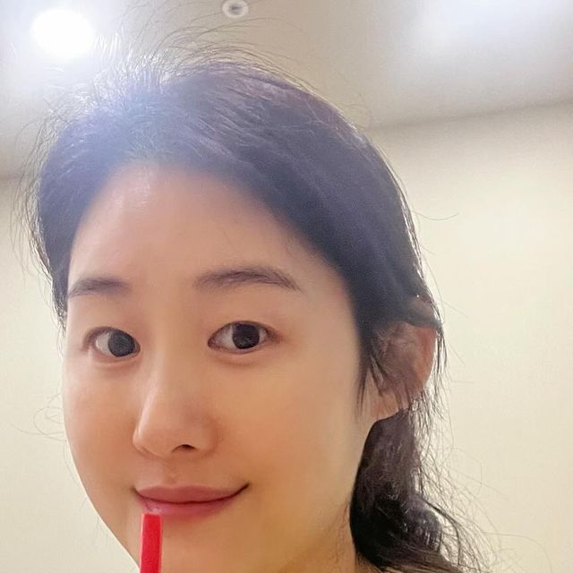  성수동 사브리나 💕 on Instagram: "#광고 매머드커피 봄 🌼신메뉴가 나왔어요!!! 🤗바로~커스터드 푸딩시리즈와 꿀 우유 크림도넛! 인데요^^ 

따스한 봄날💕 우주 학원간 사이 맛보았어요! 😋우주는 안 주고 저 혼자 먹었답니당!!! 미안해~우주얌! 🤣

👉봄 신메뉴를 소개하자면??? 

1. 커스터드 푸딩 라떼 (4,800원)
: 바닐라향의 달콤한 커스터드 라떼에 푸딩과 번트 카라멜 소스가 더해진 라떼 
 ✔️샷추가 추천 - 푸.샷.추 (커스터드 푸딩 라떼에 샷 추가) 

2. 커스터드 푸딩 쉐이크 (5,300원)
: 커스터드 쉐이크에  푸딩과 번트 카라멜 소스를 올려 시원하게 즐기는 쉐이크

✔️ 음료 위로 푸딩이 통째로 올라간 비주얼이 포인트! 푸딩은 빨대로 으깨서 음료와 함께 먹기😋

3. 꿀 우유 크림 도넛 (3,500원) 
: 쫄깃한 도넛 속 고소하고 진한 우유 크림에 향긋한 바닐라빈과 꿀이 들어간 크림 도넛 

✔️아낌없이 가득 들어간 진한 우유 크림, 바닐라빈, 꿀의 고급스러운 달콤함!

 신기하게도 커스터드는 빨대로 빨려요!!! 그리고 커스터드맛이😋 제대로 난다는 사실! 

저는 요거 먹고 든든해져서 저녁 안 먹었어요! ㅎㅎㅎ 매머드커피 봄 신메뉴 궁금하시면? 시켜보세용!!! 👍

요즘 날씨가 부쩍 따뜻해지고 있어요! 🌸저는! 벚꽃시즌을 놓치지 않기 위해~~스케줄 촘촘히 짜고있는데! 📝

몸이 따라줄랑가 모르겠어요! ㅎㅎㅎ 우리 인님들도 몸 건강히! 지내시고 봄 맞이 하셔요!🤗🤗🤗

#광고#푸딩맛집#푸딩카페#봄신메뉴#커스터드푸딩#푸딩라떼#매머드커피#매머드커피디저트"
