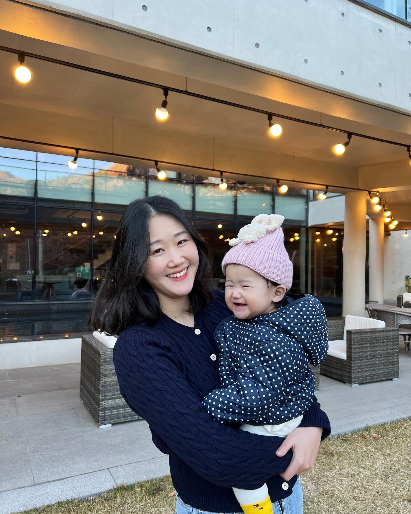 라윤이랑 엄마랑 볘이모랑 💛
데이뚜 데이뚜 

꺄르르꺄르르 잘 웃어주는 덕분에 
이쁘게 사진 많이 찍었당 📸
사진 쫌 찍을 줄 아는 아기 ㆅㆅㆅ
#사진에죽고사진에산다 
#용량초과 😅 

라윤이가 요즘 말 엄청 많이 하는데,, 
너무 귀여움 🐥 ෆ.̮ෆ

이유식도 잘 먹고 간식도 다 먹고 
잘 놀았지만 집에 올 때 잠을 못 자겠는지,,30분동안 폭풍 오열하고,, 
볘 이모는 학을 뗐다 ㅋ

이모 지침.. 당분간 못 보러 올 것 같대 라윤아 ㆅㆅㆅ… 강제 이별 
(이모야 자주 와 🥹🥹🥹)

마지막은 치즈 먹구 웅이 아버지 된 
폭탄머리 라윤이 ❤️

#생후271일 #20231128 #아기스타그램 #엄마랑딸 #육아기록 #육아소통 #유정1995