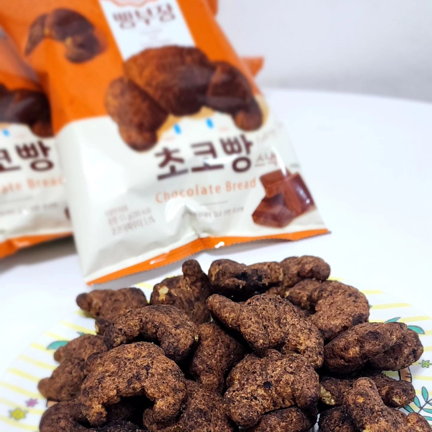 #광고 #협찬 #농심 #빵부장 #초코빵스낵 #빵부장초코빵 #크루아상스낵 #셀러뷰 #아이들간식 #신상과자 #신상스낵 #과자리뷰 #크로와상과자 #달콤한과자 #어린이간식 #먹스타그램 #선팔 #선팔환영 #맞팔 #맞팔환영 #Koreansnacks #snacks

celuvu_review

편의점갔다가 발견한 크루아상 모양 과자!

저번에 버터풍미나는 짭쫄달콤 빵부장 소금빵 스낵먹고
초코빵도 기대됬었는데요~

요번에 좋은기회로다가 먹어봤어요!☺️👍

귀여운 크로와상 모양에
한입에 쏙! 할수있는 크기로 먹기에도 좋고~

코코아 파우더가 가득해 깊고 진한 초코맛이라
구냥먹어도 맛있지만,
흰우유랑 같이 먹어도 잘 어울려요~

둘찌는 먹어보더니 시리얼처럼 우유에 타서 먹고 싶다고!💕

달달함 가득! 
바삭한 식감도 맘에들고, 정말 맛있네요~

초코킬러 어린이들도 먹어보고
맛있다고 좋아하네요!! 
여윽시 누구나 간편히 즐길수있는 농심의 스낵!👍👍

열일하는 스낵연구원 빵부장!
다음에는 또 어떤 빵 스낵을 개발할지
완전 기대중! ~👀👀👀