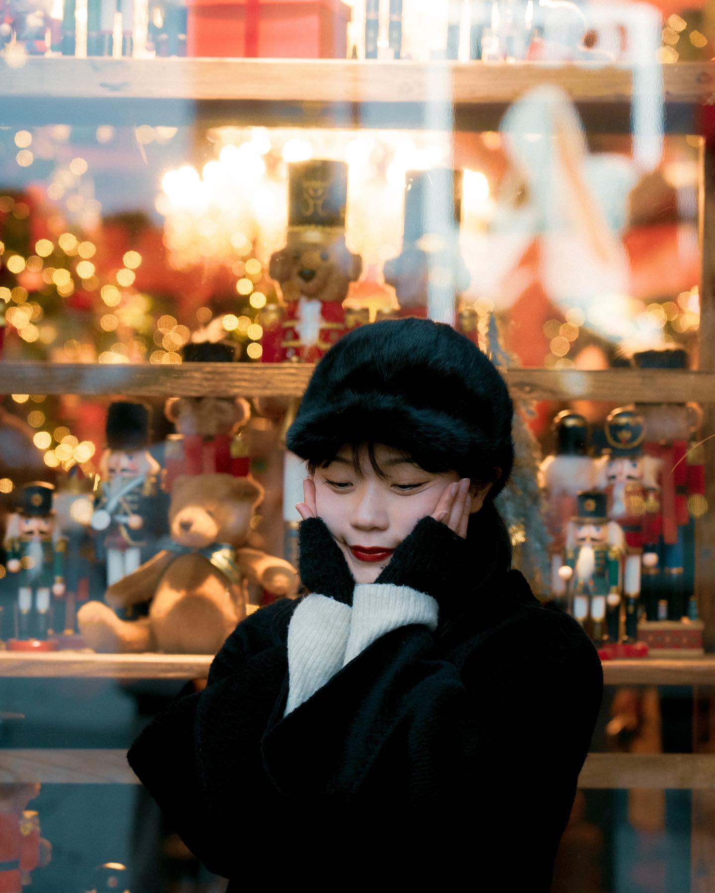 우연히 알게 된 작가님이랑 사진 찍기☃️ 

카메라 사진은 증명사진 필요할 때만 찍는 거라 생각했는데 스냅 사진 찍어보니까 생각보다 재밌었다... 크리스마스 분위기라서 더 재밌고 신났다🎄 색감도 뭔가 겨울 느낌으로 보정해주셔서 더 겨울겨울 분위기~

가끔 특별한 추억 남기고 싶을 때 스냅 사진 찍는 것도 좋은 것 같아요🫶

deerowlcat.film 

#크리스마스스냅 #크리스마스스냅사진 #스냅사진작가추천 #현대백화점무역센터점 #해리의꿈의상점 #코엑스크리스마스트리 #코엑스크리스마스