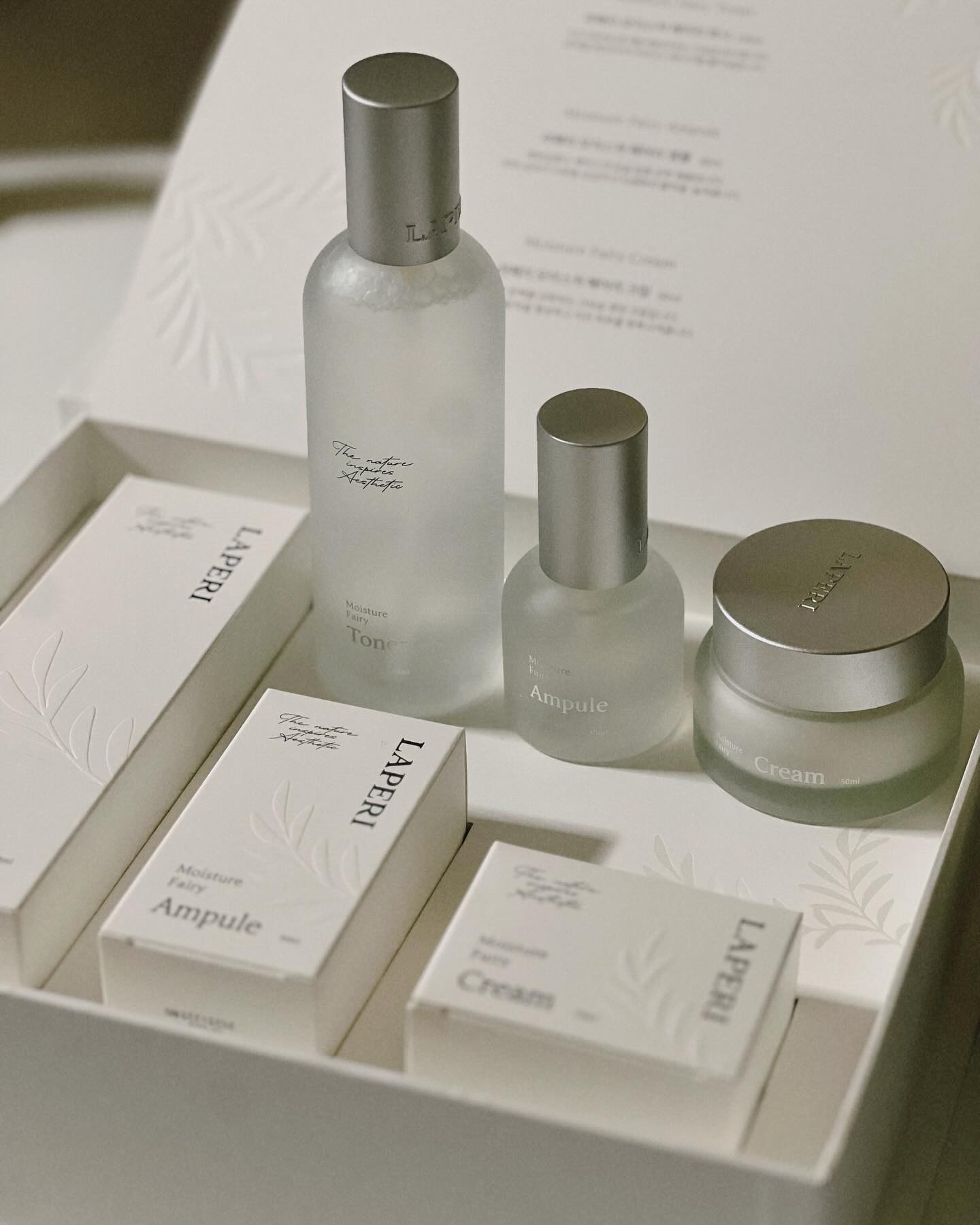 #협찬 

realrise.official
laperi.official

저 그리고 여러분들이 애정하는 브랜드 :)
리얼라이즈에서 크리스마스 선물을 준비했다고 해요🎄
12월 한달간 산타의 선물보따리 같은 이벤트! 
설레는 이벤트 소식과 라페리의 제품들 함께 만나보아요 🫶🏻

✔️리얼라이즈에서 12월 한달간 25만원 이상 구매시
최대 80만원에 달하는 럭 키박스를 랜덤으로 증정!

정말정말 유명한 라페리의 시그니처인 모 이스처 페어리 3종 그리고 카밍 피토겔 이 구성이 30만원의 금액대라  럭키 박스도 함께 받아보게 되었어요:)
에스테틱 전문 브랜드 라페리! 

피부타입에 상관🙅🏻‍♀️ 모두가 편안하고 자극없이 사용하기 좋은 스킨케어 세트인 모이스처 페어 리는 해양심층수의 미네랄 성분이 피부 깊은 곳까지 수분을 채워넣어 촉촉한 피부로 가꾸어 줘서 겨울에도 건조함을 못느껴요🤍

특히! 토너는 버블 용기에 넣어서 버블팩처럼 사용해주면 더 흡수가 잘 되어 피부에 쫀쫀함이 느껴져요🥹 그리고 피부 자생력을 높혀주는 ✨고보습✨ 진정앰플로, 생병풀 추출물을 함유하고 있어서 제 피부에 찰싹!

그리고 크림제품은 바르는 순간 밀리지 않고 피부속 까지 수분감을 공급해주는 느낌!? 피부가 전혀 답답하지 않은 느낌이 들어 제 마음에 쏘옥👍🏻

산타할아버지 의 선물 보따리~받아보실 분들 어서 달려가세요!

#리얼라이즈 #라페리 #럭키박스 #에스테틱 #에스테틱화장품 #홈스테틱 #홈스테틱편집샵 #럭키박스이벤트 #모이스처페어리 #선물추천 #12월이벤트 #라페리럭키박스