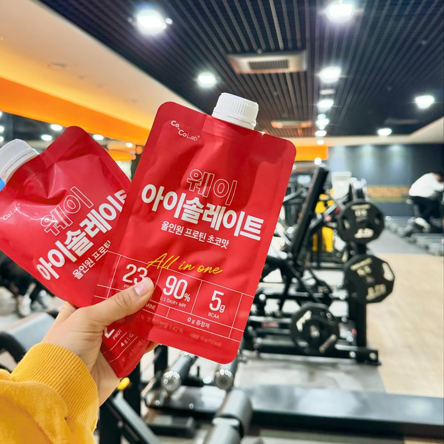 #협찬

운동하고 매일 챙기는 단백질-
요즘은 프리미엄 미국산 WPI 단백질 원료만 
100% 사용한 초코 맛 #코코랩 #웨이아이솔레이트 로
맛있게 챙겨 먹고 있지요♥♥♥

흡수율이 높다는 WPI함량 90%의 단백질이 1포에 들어 있고
단백질 23g 뿐만 아니라 BCAA, 글루타민, 아르기닌, 
타우린이 함유되어 든든하면서 달달하고 맛있는 초코맛이지만 
당류 1g 미만, 설탕, 증점 제, 덱스트린 무첨가의
저당 프로틴으로 먹기에도 좋고 휴대성 좋은 스파우트 타입으로 
가볍게 챙겨다니고 있어요♥♥ 프로틴 찾는 분들 추천!!

#단백질보충제 #올인원프로틴 #헬스보충제 #고단백프로틴 #미국산WPI #분리유청단백 #저당프로틴 #초코맛프로틴