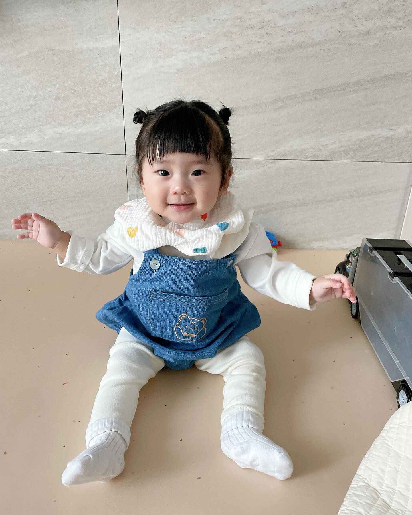 까꿍 , 안녕~ ,박수, 짠~ ,이쁜짓,윙꾸 , 뿌우 , 쫩! 

대근육발달이 빨랐던 시우보다도 더 !! 빠른 7개월의 신셔니

백일지나고부터 4갤차에는 앉아있더니 
7갤은 잡고서고 걸으려고 발떼는듕 ㅎ.. 
이도 안났는데 걷는거 아닌쥐 ...
찬찬히 커🥹🩷