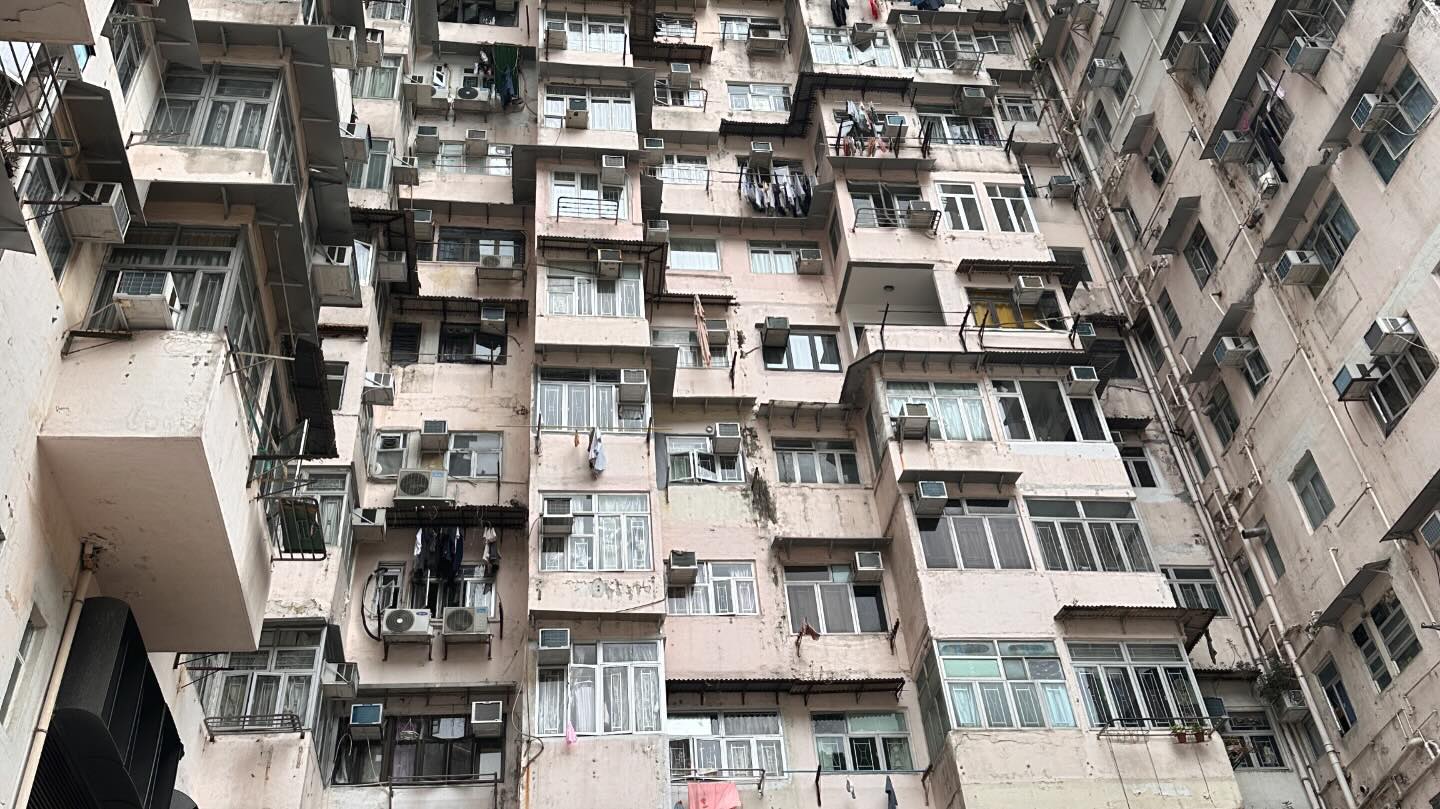 홍콩마카오여행 🇭🇰 SNS 핫 플레이스 인생샷 관광명소는⁉️

#익청빌딩 홍콩여행 오시는 관광객분들은 익청빌딩에서 사진
을 많이 찍으시더라구요?

MTR지하철 #chaiwan 역 출구로 가는게 왜케 길어요? 😭

❔여러분께 물어요 - 사진 이렇게 찍는거 맞나요? 다른분들은 다른 방향에서 사진을 찍는것 같던데.. 나만 다른방향애서 찍었나여? 😭 

게다가 혼자라 찍어 줄 사람도 없는 서글픈인생이여…

초이홍아파트 인생샷 남기고 익청빌딩에서 인생샷 📸 남겨보세요 😆

📍위치 : Yick cheong Building, King’s Rd, Quarry Bay

🚊 MTR 지하철 Chaiwan역 하차 A,B번 동일출구