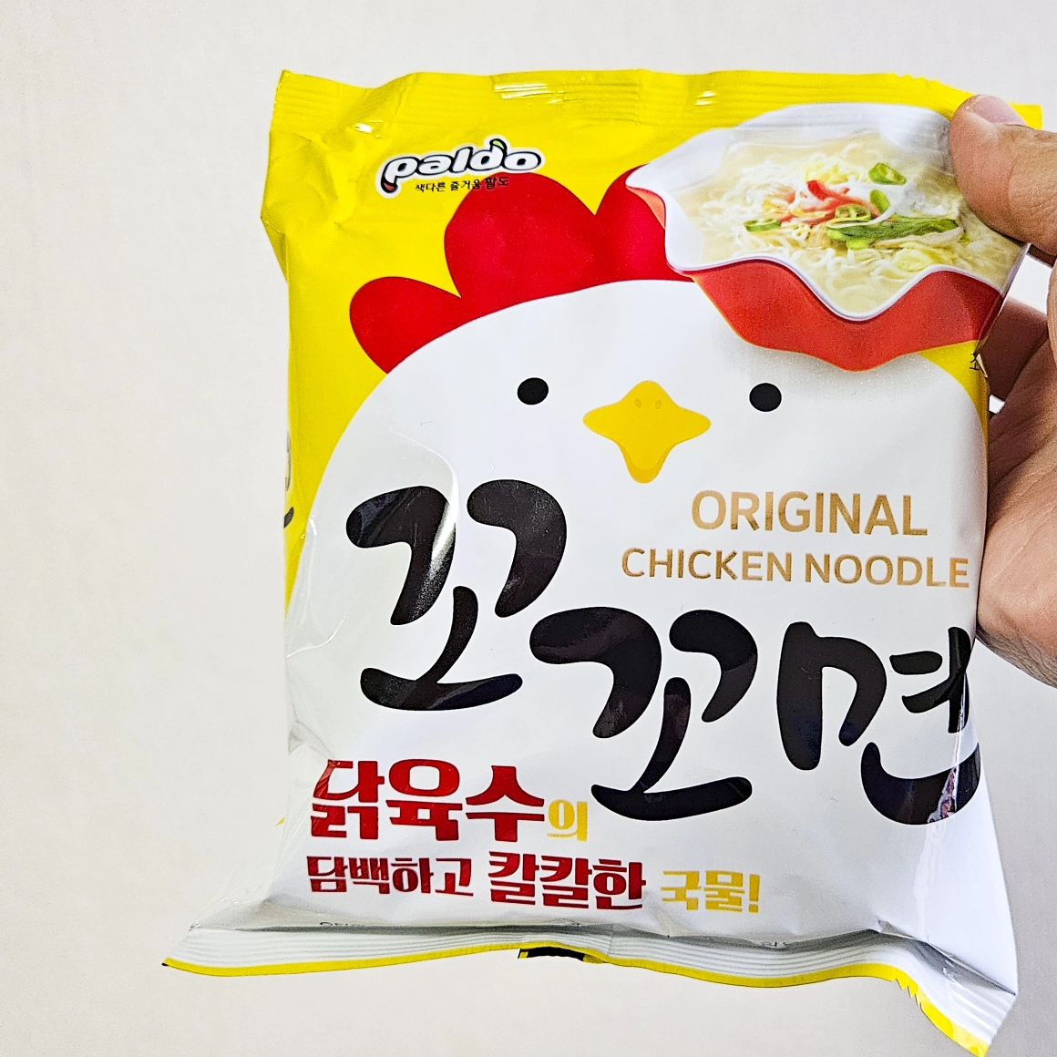 #광고

#이경규 아저씨 #라면 으로 유명한 #팔도 #꼬꼬면

예능에서 요리대회를 하다 만들어진 라면으로 인기가 굉장했는데, 이번에 리뉴얼 되어 디자인이나 맛이 업그레이드 :)

닭 육수의 깊은 맛은 더해졌고, 좀 더 담백하고 칼칼한 국물을 즐길 수 있게 되어서 자주 먹게 될 것 같은 맛

달걀 풀어 먹으면 더 맛있는 라면이라 추천인 리뉴얼 팔도 꼬꼬면