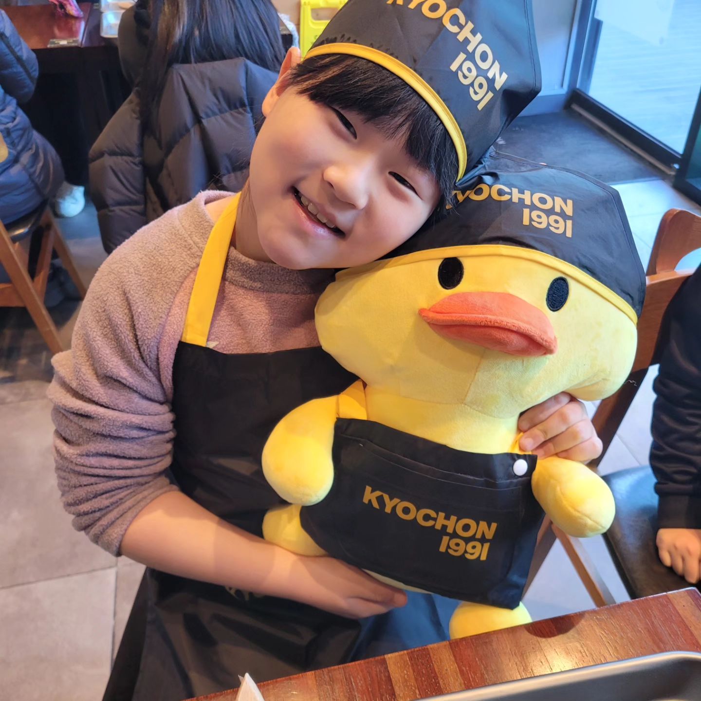 #교촌치킨  #어린이치킨만들기체험 #화성남양1호점 
아이가 너무너무 좋아하는 교촌치킨을 직접 만들어본다고 하니 정말 세상을 다 가진듯 좋아하는 우리 딸~♡
세심한 행사준비를 해주신 분들께 다시 한 번 감사 인사전합니다.
직접 만들어서 먹으니 더더욱 소중하고, 다른 치킨들보다 건강하게 즐기고 있다는 느낌을 받았습니다.
좋은 이벤트 기획 쭈욱 의미있게 이어가기를, 스토리를 담은 다양한 체험들도 만들어지기를 바래봅니다.