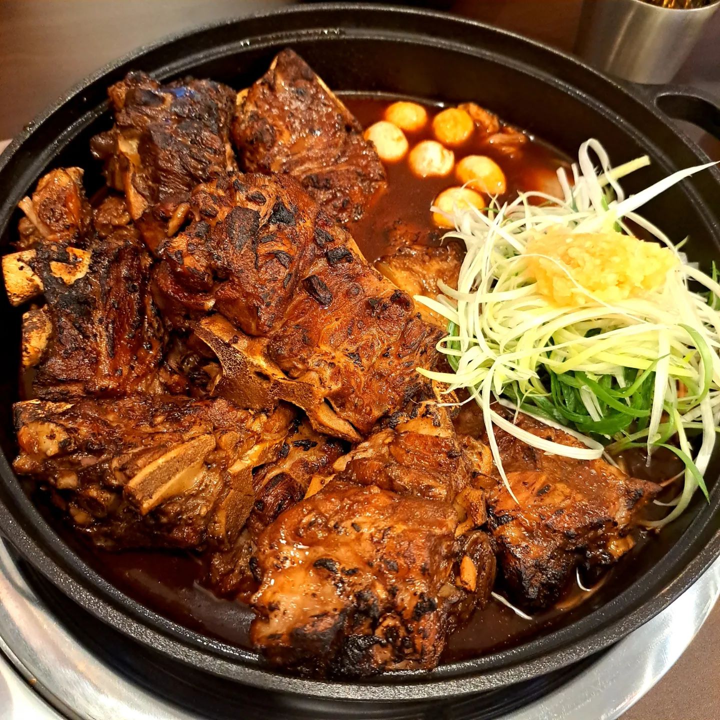 가락동 미친 중독성 직화 뼈구이 맛집 <동백본가 가락점>
하루 112개 약 30인분 한정 판매하는 특별한 직화 뼈구이 소개드려요!

불향이 가득하고 고기는 엄청 부드러우면서 살이 아주 많아요
족발처럼 야들야들하고 뼈구이답게 잡고 뜯는 맛이 아주 그냥 살살녹아요

3시간30분 4차례 고기작업을 하여 당일 삶은고기로 당일 한정판매하는데 사장님이 직접 만드시는 수제 양념에 뼈랑 파채 잔뜩 넣고 끓여가며 먹는데 아래 깔린 배추와 다친마늘 파채 뼈구이 다같이 먹어주면 진짜 맛있어요

절반정도 먹고나서는 테이블마다 기본제공되는 당면, 떡사리 넣고 먹으면 더 맛있고 국물은 쫄일수록 더 더 맛있어지는데 소주를 부르네요

마무리로 셀프볶음밥 싸악 먹어주면 진짜 완벽한 식사 인정!!

다 먹고 계산하고 나갈때 서비스 아이스크림도 하나씩 챙겨갈 수 있어서 너무 좋았어요 저는 스크류바, 부모님은 캔디바 집었어요😛

수익의 일부는 아동그룹홈 소규모 아동보호시설에 꾸준히 기부도 하고있다고 하시는데 이런곳은 확실히 돈쭐나야해요!

위치
서울 송파구 오금로46길 27 (가락동, 가락동 상가주택) 1층 103호
.
.
.
#동백본가 #동백본가가락점 #뼈구이 #뼈구이맛집 #가락동맛집 #개롱역맛집 #소주 #볶음밥 #소맥 #송파구맛집 #송파구맛집추천 #송파뼈구이 #동백본가뼈구이 #마천동맛집 #거여동맛집 #오금동맛집 #뼈찜 #뼈찜맛집 #감자탕맛집 #한식맛집 #한식추천 #직화뼈구이 #송파구저녁 #가락동저녁 #인생뼈구이 #인생맛집 #먹스타그램 #먹스타 #먹팔