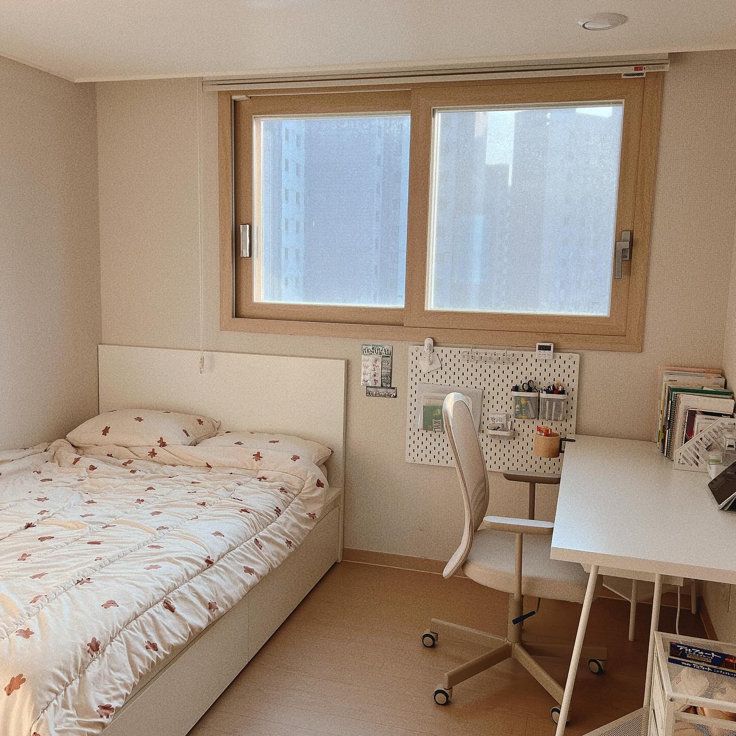 🕊️

중학교 입학하는 딸래미 
책상이랑 침대 바꿔주기 🤍
초등입학한다고 일룸책상세트 사준게
엊그제 같구만,,
벌써 중학생이야🥲

주머니도 탈탈 털리고
손목도 탈탈털린 애비의 무한 조립
seongil_ji 

#이케아#ikea 
#이케아말름침대
#이케아중학생방꾸미기
#이케아가구