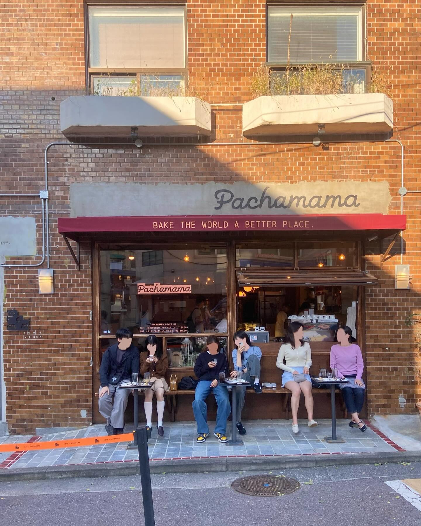 #pachamamabakery 

안녕하세요 오늘 소개해드릴 카페는 
삼각지에 위치한 #파차마마베이커리 입니다.

파차마마 베이커리는 베이커리 전문 브랜드로, 
프랑스 3대 버터인 AOP 이즈니 버터와, 프랑스산 밀가루, 
엄선한 국산 농작물 등 고급재료만을 사용하여 
베이커리 제품을 만든다고 합니다.

외관부터 유럽느낌이 물씬 나는 곳 으로 
사진찍기 너무 좋은 공간이라는 생각이 들었습니다. 
평소에 웨이팅이 많기로 유명한데 
저는 애매한 시간에 가서 운좋게 바로 들어갔습니다.

파차마마 베이커리,,,빵맛집으로 유명하잖아요?? 
그래서 안먹어볼 수 없었습니댜,,,
저는 베스트 메뉴인 칠리콘 페이스트리(4900)를
먹어보았는데 바삭한 페이스트리와 위에 
올려져있는 콘 토핑이 너무 잘 어울리더라구요!

베이커리 종류도 많고 맛도 좋아서 
#용리단길카페 #삼각지카페 찾으시는 분들 
파차마마 한번 방문해보시면 좋을 것 같아요!

📍 서울 용산구 한강대로62다길 9 1층
 
🕑 매일 10:00 - 21:30

📱 0507-1332-8700

🐶 반려동물 동반 가능

🚙 주차 불가(인근 공영주차장 사용)

📧 pachamama.bakery