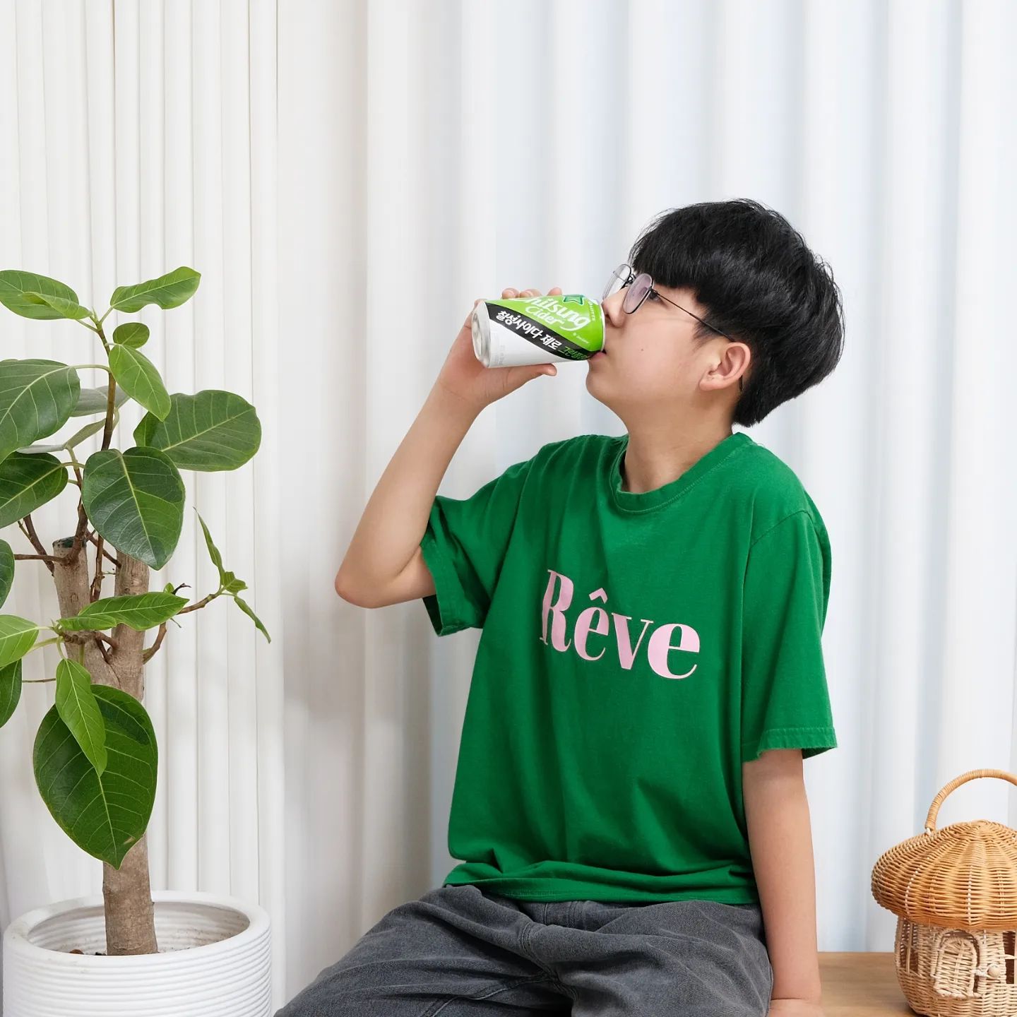 #협찬 
-
점점 더워지는 날씨
시원한 칠성사이다 제로 글린플
꿀꺽 마시고, 릴레이 이벤트 함께해요🤗

사이다와 매실의 조합은 짜장라면&파김치
만큼이나 아주 조화롭답니다 ㅋㅋ

칠성사이다 제로 그린플럼은
신나게 뛰어놀다 목마른 아들이
마시며 더위를 날려보내고,
기름진 음식하고도 잘 어울릴만함
청량함과 상쾌함이 Good👍🏻
-
칠성사이다 제로 그린플럼 
릴레이 이벤트 참여 방법

1.[칠성사이다 제로 그린플럼]과 함께 한
봄 일상 사진을 찍고 인별그램에 업로드~♡
캠핑, 운동, 피크닉 등 어떤 일상이던 좋아요.

2.맨션에 함께 할 친구 3명을 소환하고

3. lottechilsung 계정을 태그하면
당첨 확률이 UPUP
-
danielahouse
adela0818
yoohye83 
맛표현 해줄꺼쥬 ? ㅋㅋㅋ 
-
-
-
lottechilsung
#칠성사이다#그린플럼 #칠성사이다제로 #그린플럼릴레이