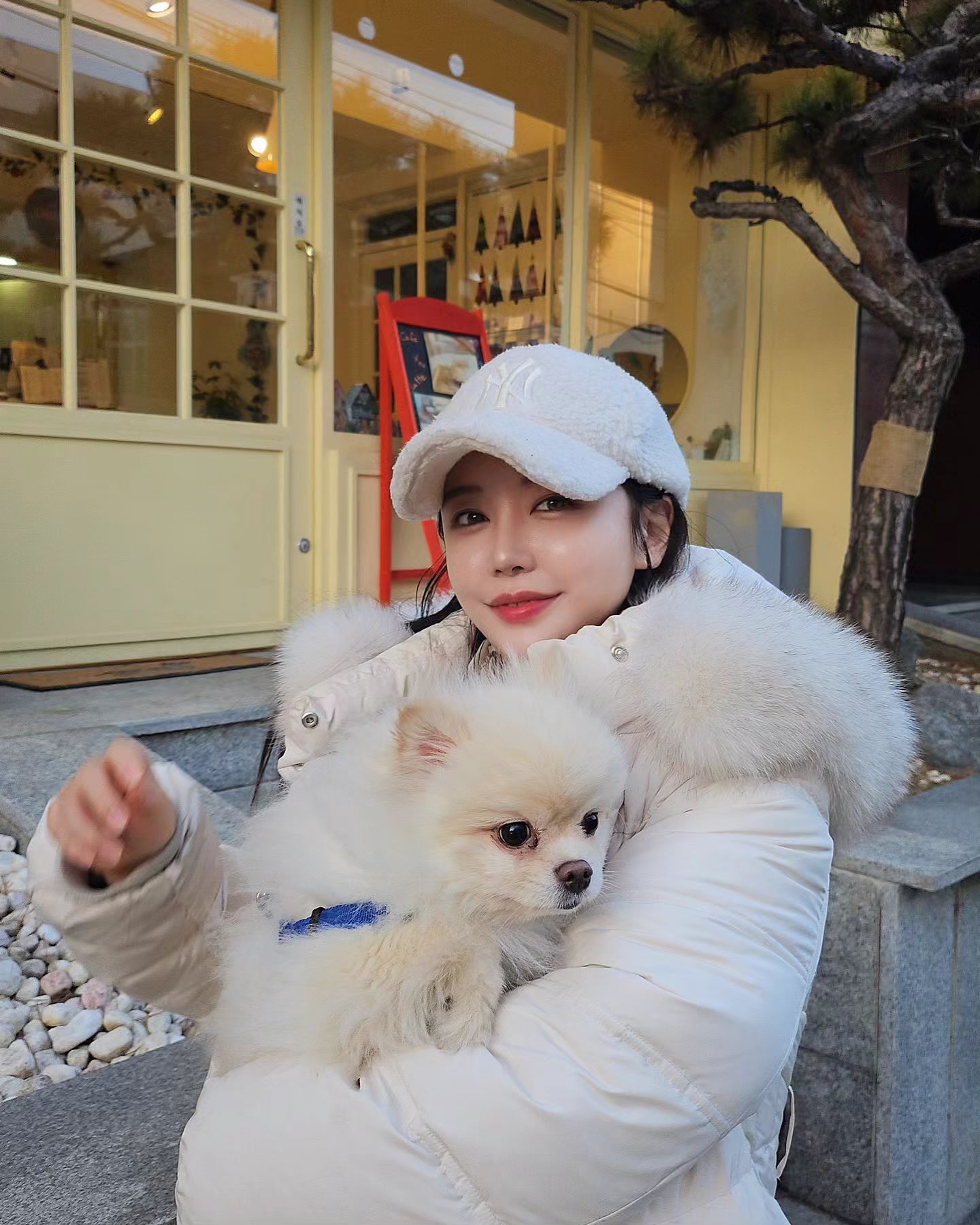 10일에 퇴원하고 2주 요양병원 왔어요 🙂
돈값하는 요양병원와서 아주만족중! 

첫 슈슈면회 ❤️ 강아지 동반카페가서 슈슈 밥맥이구
머리박고 먹는거보고 존귀 ㅋㅋㅋㅋ 아주 잘먹는구나

나눈 한달 저지방+유제품X 식단해야해서 모과티 먹구 🤣
갑상선수술한지 일주일인데 건강해보이죠! ㅋㅋㅋ
동영상보면 목소리도 잘나옵니당 헷ㅎㅎ
근데 말많이아면 목조임현상있음 ㅠㅠ

빨리 슈슈랑 같이 누워있구싶당 ㅠㅠㅠㅠㅠㅠ
그전에 누나가 퇴원하면 미용 다시 해줄게 
이번엔 잘할거야 (?) 
망하면 미용예약해줄게... 헷..ㅋㅋㅋㅋㅋ