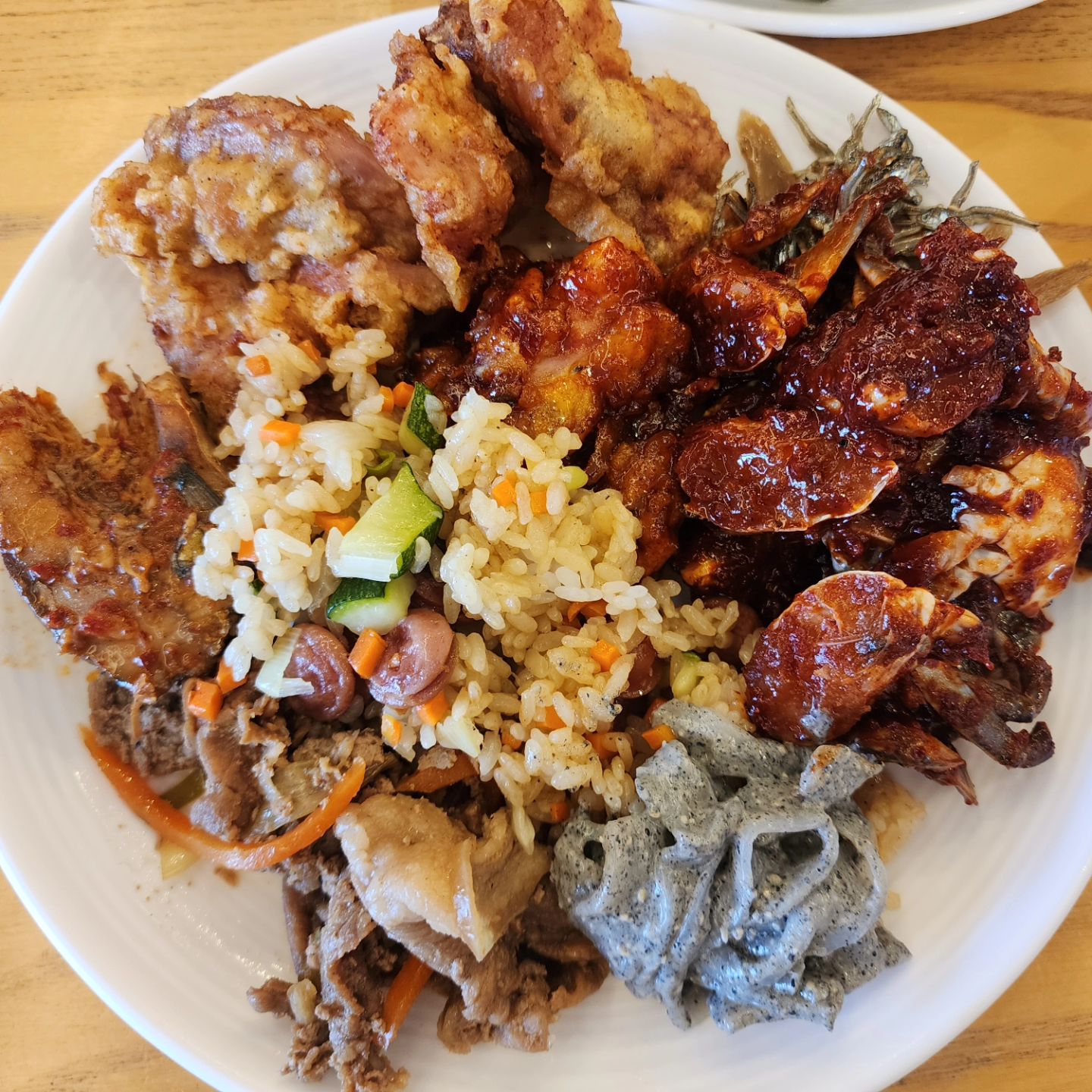 이야 〰️ 이제 웨이팅하는 집이 되었네
대기번호 4번 대박🏃‍♂️🏃‍♀️🏃

📍이뜨락 한식뷔페
📍1인 11000원
📍다양한 메뉴가 있지만 메뉴변동이 없어
  매주 오기엔 질ㄹ💬
📍양념게장, 고등어조림, 양념치킨, 후라이드치킨,
 돼지불백 맛집

#이뜨락한식뷔페
#포항한식뷔페 
#포항무한리필
