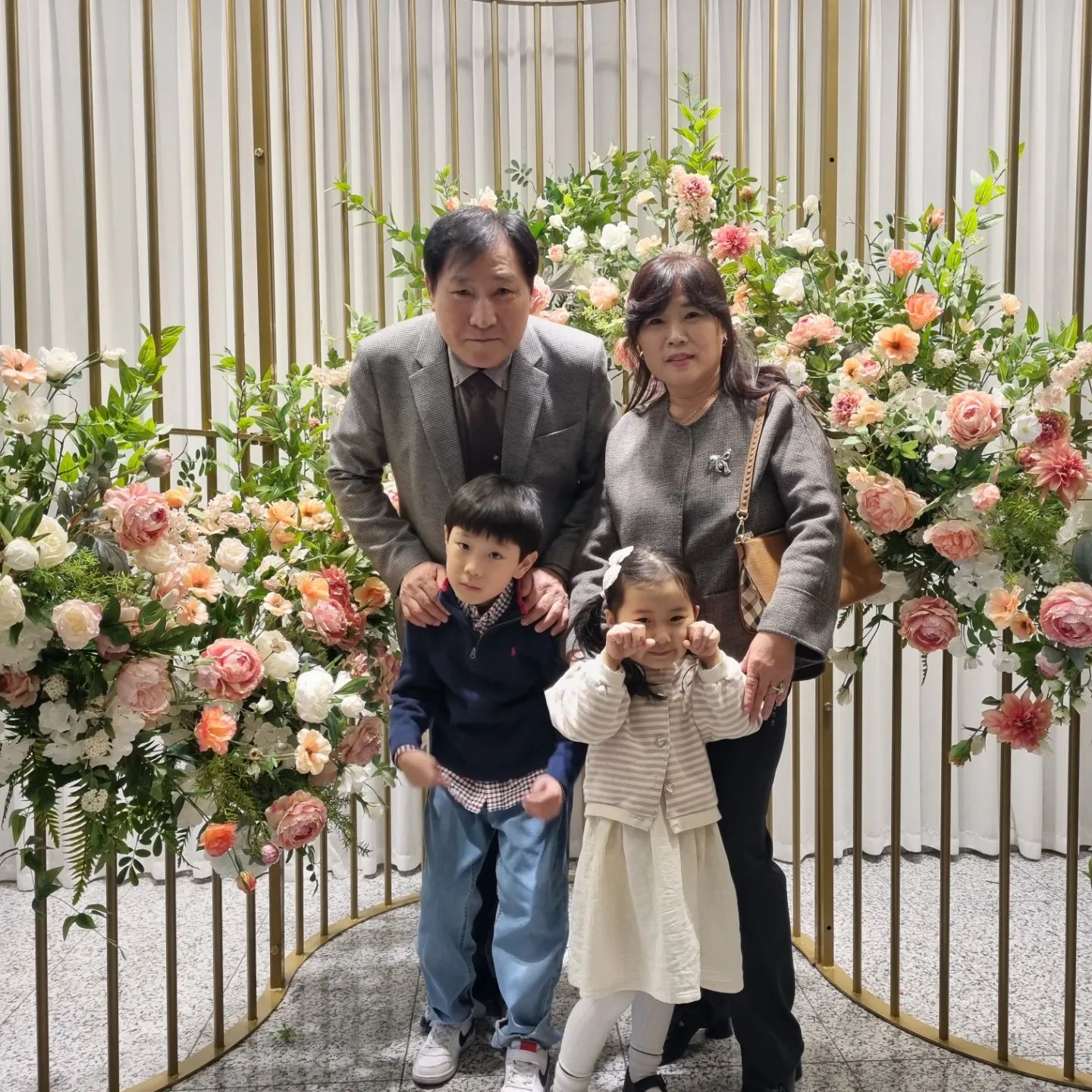 엄마랑 사진찍자하니 안찍는다던 아빠
손주들이랑 같이 찍자하니 냉큼오는 아빠
참말루 비싸게구네ㅋㅋㅋㅋ