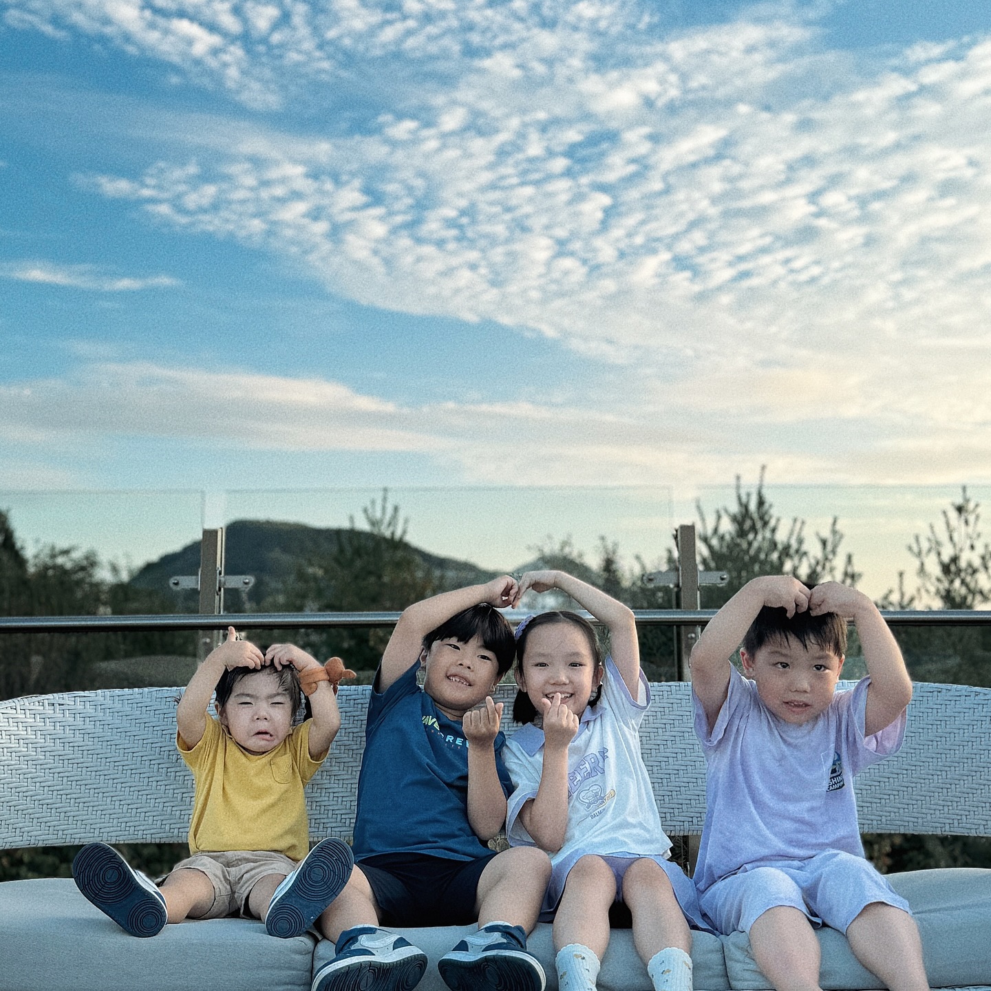 🧒🏻👧🏻🧒🏻👧🏻
-
급만남
오랜만에 만나 처음엔 어색어색
근데 어느순간 붙어다님ㅋㅋㅋ
한건 별거 없지만 그냥 재밌음 🤗
엄마들끼리 오랜만에 대화도 하고
그동안 예리는 낮잠 자고 애들은 책보고
곧 또 볼거라 약속하고 아쉬운맘으로 헤어짐
.
근데 신세계아울렛 너무 좋은것 같아.. ㅋㅋㅋ
옷도 득템하고 애들 신발도 득템!!! ㅋㅋㅋ
.
.
#예예남매🧒🏻💖👧🏻
#신세계아울렛
D.2566, D.1103
