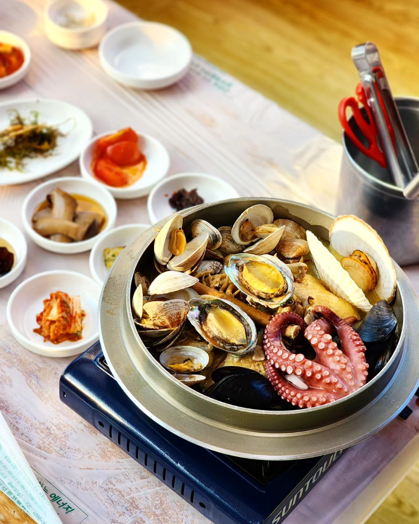 #먹스타그램
.
.
울끈불끈 힘솟아나는 #해신탕 먹고,
우리 항꼬리 #계곡 #물놀이 도
한 1석2조 #기장맛집 #장안본가 ❤

진심 #문어 가 살아있는게
아닐까 싶을 정도로 부드러움...(응?)

#토종닭 도 하나도 안질기고
뼈랑 살이 슉슉 분리되고
국물맛은 또 말해모해.
꿀이랑 먹는내내 맛나다는 말만
연발하고 20개월 항꼬리도 넘나잘먹🥰

#오리불고기 #오리백숙 #닭백숙 등
메뉴도 다양해서 가족모임장소로 짱인듯👍🏻

내년에는 부모님들 모시고 또 가야지🫶🏻
.
.
thanks to.
busanunnie