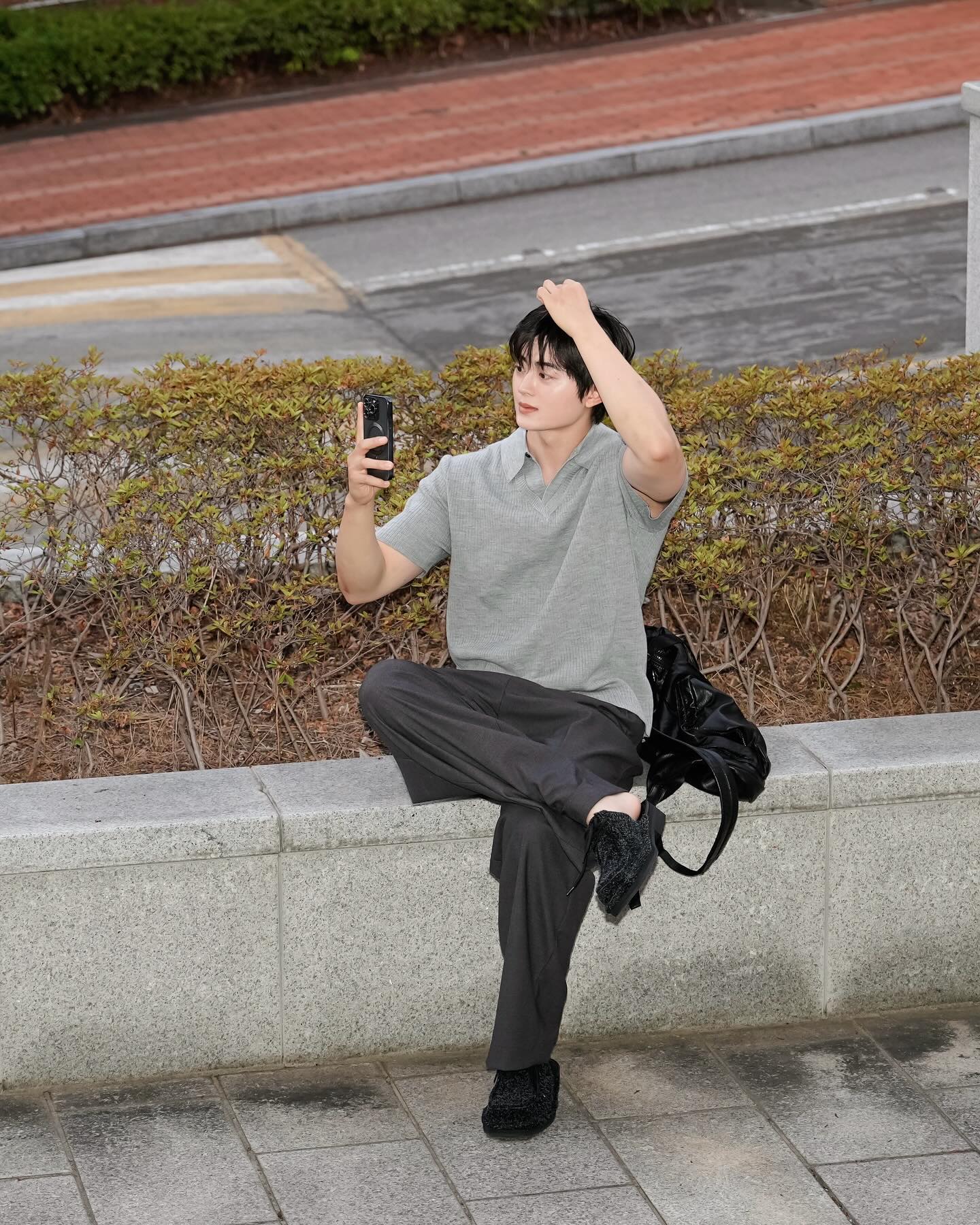 여름에 미니멀하게 포인트 주기는 어렵다고 생각했는데..
아이쇼핑으로 했을때보다 실물이 더 예뻐서 신나네💦💦

니트는 시원한 재질은 아니지만 소재감이 부들부들하고 브이넥에 카라 디테일이 고급스러운 느낌

팬츠는 사이즈 미스이긴한데 와이드하게 입기 나쁘지 않았음 역시 숨은 팬츠 맛집 아더컬러인 베이지 사게되면 정사이즈 갈 듯

신발은 작년 여름 시즌 뮬도 아직도 잘 신고 있는데 이번 시즌 뮬은 스퀘어토 로퍼가 뮬 형식으로 나온 느낌 뮬인데 끈이 있어서 호불호가 살짝 있을 것 같은 느낌 신발은 무거운데 생각보다 착화감은 좋아서 당황

가방은 재작년에 협찬받은건데.. 페이크레더인데 2년동안 까짐이 없어서 신기한 가방 페이크레더를 안좋아하는 이유가 자주 착용하면 벗겨짐 이슈때문에 싫어하는데.. 왜 튼튼하지..

#남자코디 #남자여름패션 #노이어 #반팔니트 #니트반팔 #카라니트 #하프니트 #여름니트 #남자여름니트 #포트너스 #울팬츠 #노클 #뮬 #여름신발 #타임옴므 #남자가방 #남자숄더백 #남즈숄더백추천