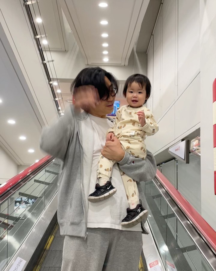 #15개월아기

엄마~ 빨리 와~
이젠 이리 오라고 손짓도 할 수 있다
많이 컸다 많이 컸어😍
귀염둥이 한썸머
아빠랑 썸머 투샷 항상 사랑해❤️