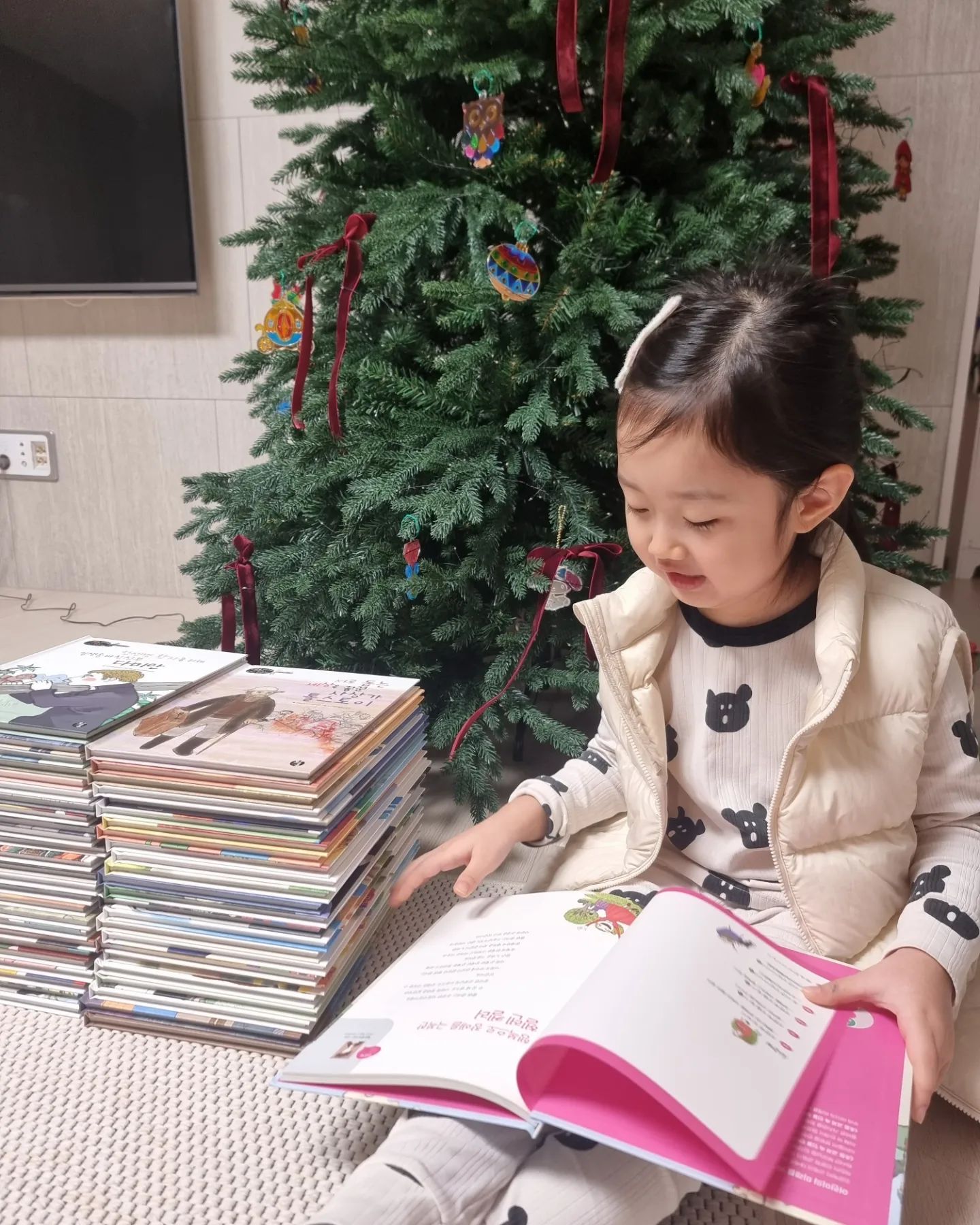 #협찬 #황우인성인문학 

인성과 인문학이 결합된 황우 인성인문학 위인전집 📖
인문학이 중요시되는 요즘, 위인들의 이야기를 통해 얻게 되는 인생의 지혜는 엄청난 인문학적인 가치를 갖는다.
아직 7살이 읽기엔 글밥이 조금 많기는 하지만, 초등학교 고학년까지 오랫동안 읽을 수 있는 인문학책이라 지금은 전문을 다 읽지 않더라도 이해할 수 있는 만큼만 요약해서 읽어주고 있다 ㅎ

'효,예절', '소통', '정직', '존중', '협동', '용기', '책임, 약속', '창의', '행복,사랑', '배려,봉사' 총 아홉가지 영역으로 각 다섯권씩 구성되어 있어 너무도 알찬 위인전💛

방학동안 열심히 읽어보자😀

#인성인문학 #위인전 #황우출판사 #초등필독도서 #초등인문학 #인성동화 #인문학동화 #교과연계도서 #초등인성전집 #책육아 #육아 #일상
