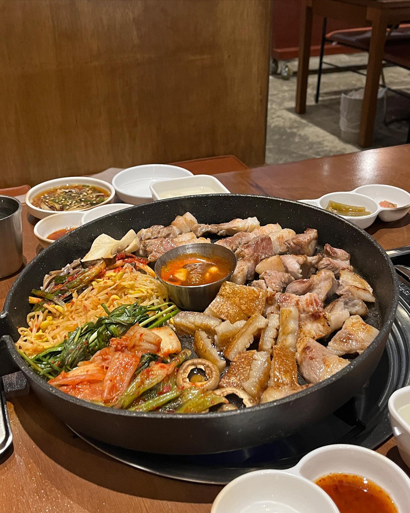 창원 상남동하면 맛있는 고기집이 많기로 유명한데 특히나 자주방문하게 되는 곳은 바로 꽃돼지식당 !
고기집은 당연 고기가 맛있어야 하는데
꽃돼지식당은 스펙에 맞춰 키운 돼지 중 상위 20%의 꽃돼지사용하는 곳 ❤️

직원들이 직접 구워 주기 때문에 고기 맛을 온전히 느낄 수 있어서 너무 좋더라구요

특히나 전골은 처음먹어봤는데 소주를 찾게되는 맛 👍🏻🍻
전골만 먹으러와도 될정도로 제 취향이였는데 알고보니 꽃돼지식당의 전골류는 30초에하나씩 팔릴 정도로 인기가 많데요,,

대창불고기전골은 밀키트로도 판매하고 있어서 다음번에 캠핑갈때 구매해서 갈 예정!

🟨주소
- 주소 : 경남 창원시 성산구 마디미로21번길 11, 1층
.
.
#꽃돼지식당#꽃돼지식당창원#꽃돼지식당창원점#꽃돼지식당창원상남점#성산구맛집#창원핫플#창원고기집추천#창원고기맛집#창원삼겹살맛집#창원모임장소#창원회식장소#창원맛집#창원전골맛집