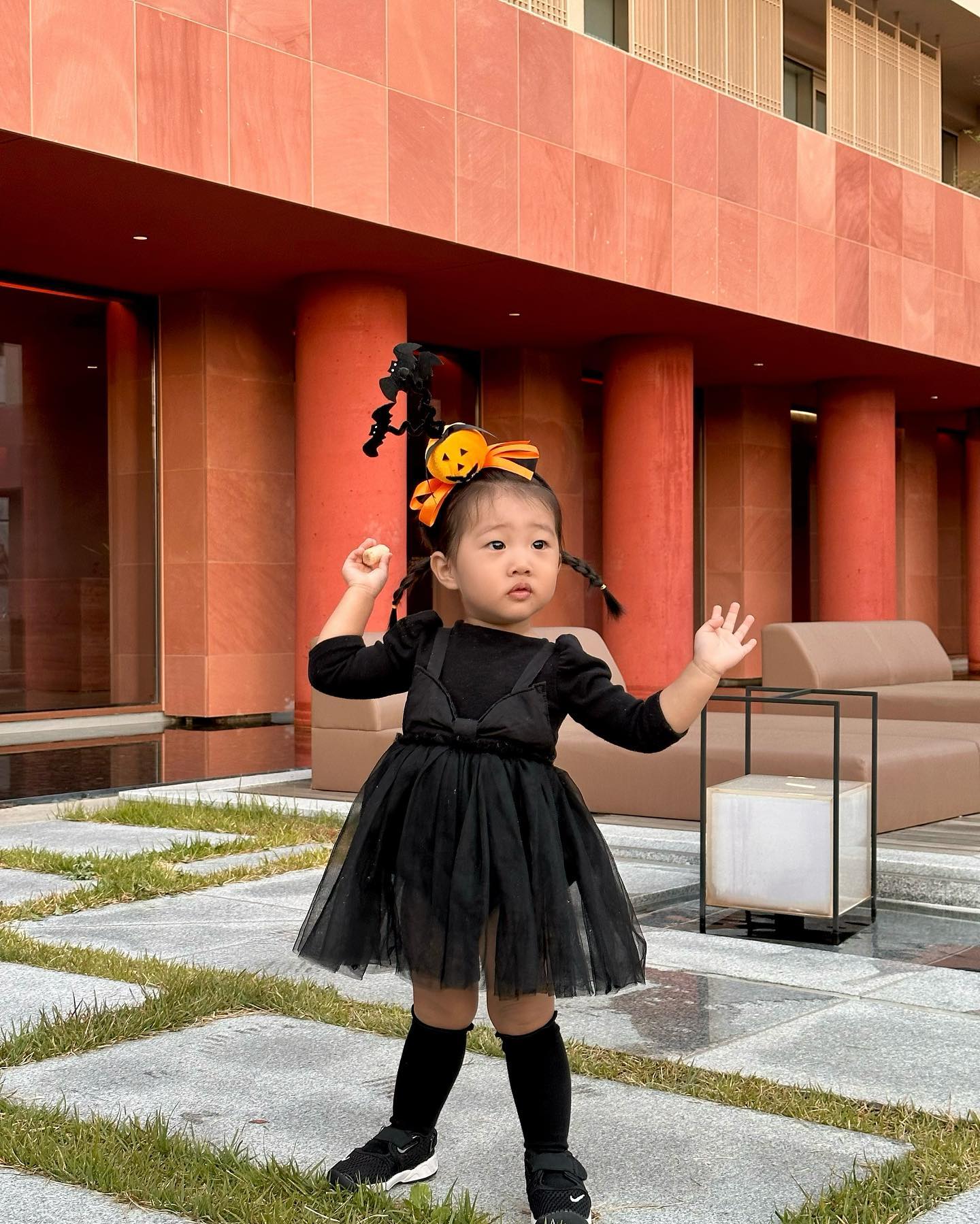 댄싱머신 전하윤의 두번째 할로윈🎃
사탕 대신 곡물바 담아서 먹는중 ㅎㅎㅎ풍선위에 다리 올리지말라니까 일부러 더 올리고…자세 킹받네증말😌