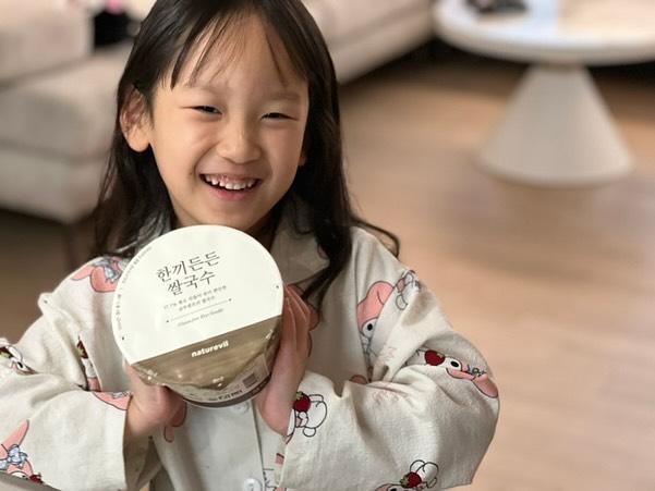 .

🤍한끼든든 쌀국수🤍

라면 먹을때마다 항상 한입만 달라는 우리 딸 샤샤...
그런 샤를 위해 준비한 건강한 쌀국수!
한끼든든 쌀국수 입니다.

✔️쌀에 진심인 네이처빌에서 우리쌀 100%로,
✔️쌀 함량 97.7%, 밀가루0%
✔️글루텐프리!
✔️김우동맛, 멸치맛, 미역국맛, 얼큰한맛 4가지의 다양한 맛!

남녀노소 밀가루 알레르기 있거나
평소 라면, 야식 부담스러우신 분들,
건강한 유아식 식단 원하시는 분들에게
딱인 제품이더라구요.

요새 우리 라면 먹을때 아이는 한끼든든 쌀국수 주면서
죄책감도 조금 덜어내고,
밀가루 없이 조금이라도 더 건강한 쌀로 만든 국수 주며
만족해하고 있답니다!

우리 가족은 재구매각이에요!

#한끼든든쌀국수 #쌀국수추천 #유아식 #유아식단 #건강한쌀국수 #노밀가루 #식단 #좋아요 #육아스타그램