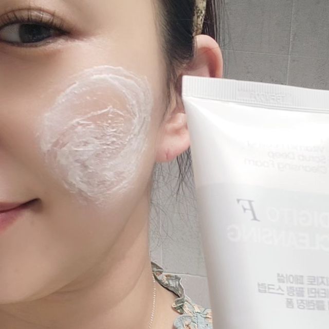 조혜연 on Instagram: "#광고 스크럽과 클렌징이 하나로~~!!!! 바쁜 일상에 각질제거와 클렌징을 동시에 할 수 있는 폼클렌징을 소개해드려요❤️ 마이크로 크리스탈린 셀룰로오스가 함유되어