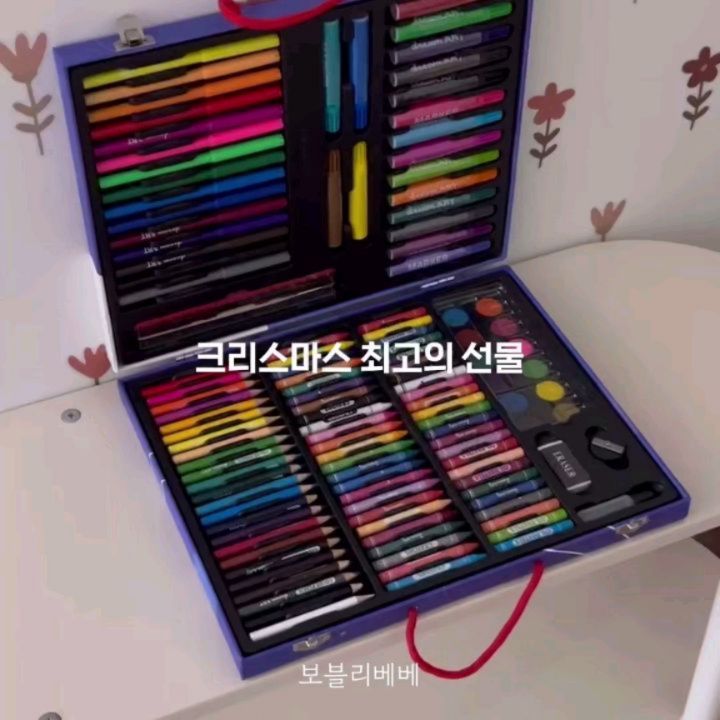 아이있는 집이라면 하나씩은 꼭 준비하면 좋은 드림아트 [두들링 키즈 미술세트] 보고 가세요👀

​​​❤︎ 두들링 키즈 미술세트  𝙊𝙋𝙀𝙉 [ ~12/17‼️]

드림아트의 신제품 [두들링 키즈 미술세트] 다양한 미술용품_풍부한 올인원 구성으로 준비했습니다:D

​
​​❤︎ 구성

색연필 24색 / 크레용 24색 / 오일파스텔 24색 / 컬러링북 / 보드마카 18색 / 사인펜 15색 / 고체물감 12색+붓+팔레트 / 연필.지우개.자

​
​​❤︎ 𝘾𝙝𝙚𝙘𝙠 𝙥𝙤𝙞𝙣𝙩

➡ 안전인증을 획득한 무독성 미술세트
• 미국.유럽 등 세계적으로 권위있는 국제인증 기관으로부터 안전성 인증을 완료한 우수한 품질의 전문 미술교구
• 한국.미국.유럽 등 국제안전인증획득 엄격한 국제규정에 따른 안전한 생산 시스템

➡ 오감발달에 최적화된 미술놀이
• 스마트폰에만 빠져있는 아이와 어른 모두에게 미술놀이를 통해 올바른 정서와 집중력 향상.스트레스 해소와 심리적인 안정감을 선사
• 창의적인 사고력.균형적인 두뇌발달
• 미술놀이를 통한 표현력.응용력 발달
• 색인지.정서.언어 발달에 도움

➡​ 다양하고 전문적인 색채도구
• 매일 따로따로 챙기던 물감.크레용.색연필 등 이젠 한번에 챙길 수 있고 차곡차곡 정리까지 간편하게 할 수 있는 미술도구세트

​➡ 컬러링북 포함된 구성
12장의 예쁜 도안들이 책으로 들어있어 알록달록 나만의 색으로 완성

​➡ 가벼운 무게와 손잡이로 편리한 휴대성

아이들의 창의력과 상상력을 더욱 풍성하게 만들어 주는 특별한 아이템_두들링 키즈로 색의 매력과 그리기의 재미를 함께 느껴보세요:D
우리 아이들의 꿈꾸는 시간_행복한 경험과 즐거운 그리기가 시작됩니다💛

​​​❤︎ 공구기간 : 12/14 ~ 12/17 (4일간‼️)

​​❤︎ 배송기간 : 결제일로부터 2~4일(평일기준)
리오더시 7일 추가소요예정
배송비 4.000원 / 3개이상 구매시 무료배송‼️ / 제주.도서산간 별도추가

​

✅️ 구매 및 문의는 댓글 또는 디엠 주세요 ✅️