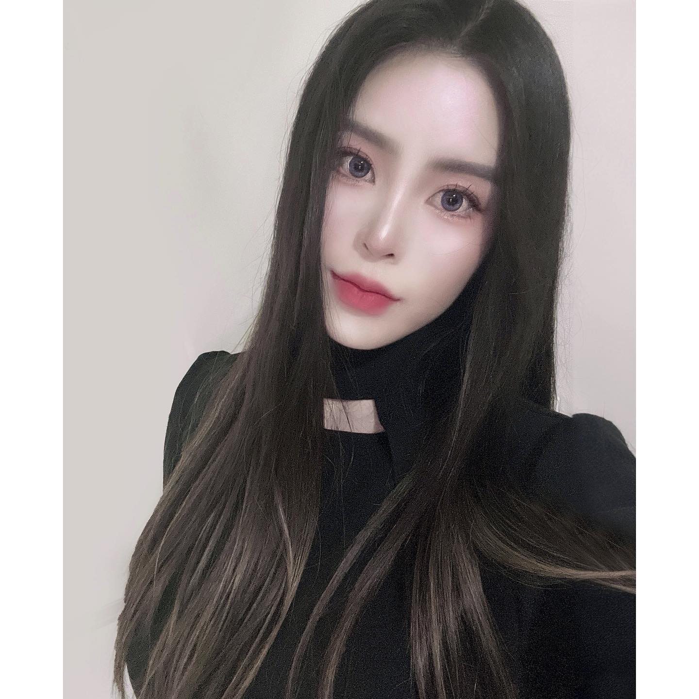 #광고
피부 좋다는 말 많이 듣는데 데일리로 쓰고 있는 #에스쁘아 #비글로우파운데이션🌟
악건성이라 둥둥 떠다니는 파데에 푸석해진 피부결🥶😢

겨울에 너무 쓰기 좋은 베이스 3가지 모은 키트
다들 아는 베스트셀러 워터 스플래쉬 선크림 + 인간 복숭아 🍑만들어주는 피치스킨피팅베이스 + 피부의 완성  스테디셀러 비글로우 파데까지

커버력도 좋은데 자연스럽게 올라오는 속광이 예뻐서 하이라이터 못바르는 곰손들에게 추천🫶🏻❣️

espoir_makeup 

#에스쁘아디스커버리키트 #비글로우파운데이션  #피치스킨피팅베이스 #워터스플래쉬선크림 #espoir #싱글즈 #인품사 #드밍티디 #뷰티 #뷰스타그램 #메이크업 #makeup #kbeauty #kbeautyblogger #kbeautyroutine