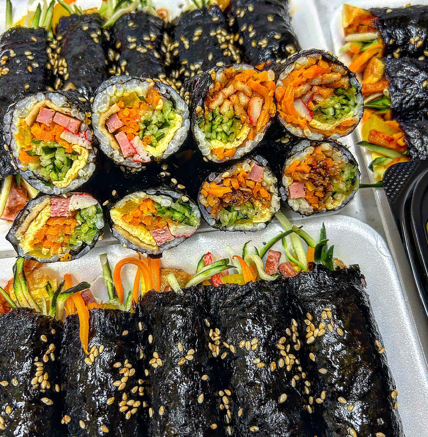 작지만 강한 맛 꼬마김밥 맛집 #해원꼬마김밥전문점

꼬마김밥 킬러라 이곳저곳 다녀봤지만 이런 곳 처음이야✨
속 내용물이 아주 꽉 차 있는 게 어떤건 밥이 거의 안 보일 정도라 
밥 양 적은 김밥 좋아하는 사람이면 진짜 좋아할 김밥 야채김밥, 매콤오뎅, 
매콤멸치 먹었는데 매콤오뎅 생각보다 매워서 너어무 마음에 든다🥹 
포장도 가능하니 후포리 지나갈일 있으면 포장해서 가시는 거 추천^_~

#김밥덕후#후포리맛집#울진맛집#꼬마김밥맛집#영덕맛집#김밥맛집#꼬마김밥투어#후포리분식#길거리간식#숨겨진맛집#SNS맛집#영덕맛집 #영덕대게말고 #울진김밥맛집 #김밥스타그램